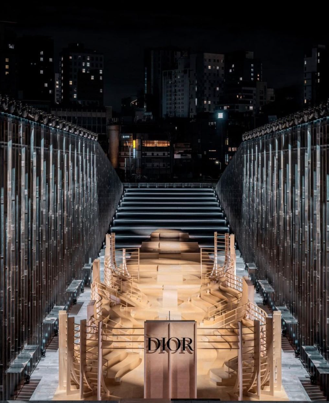  Dior Fall 22  
Backstage & models manager  
Bureau Betak & K2 
Ewha Womans University, Seoul