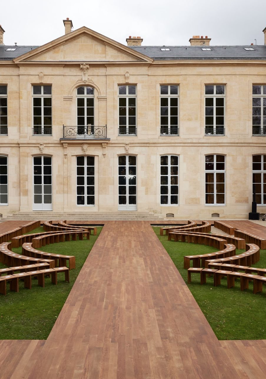  Gabriela Hearst SS25  
Production coordinator  
Bureau Betak 
Rue de l'Université, Paris