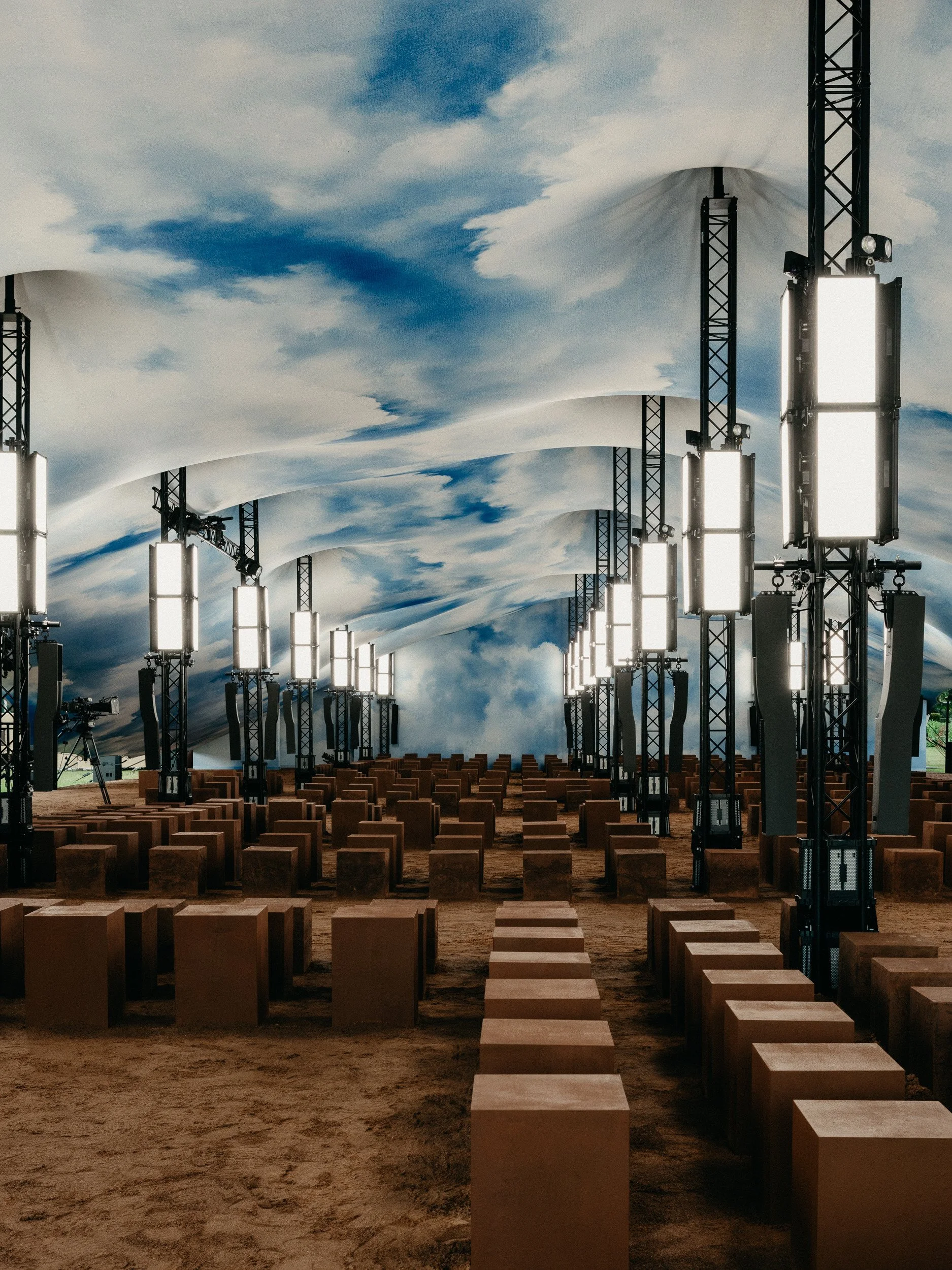  Burberry SS26  
On-site backstage & models management  
Bureau Betak & Picnic 
Regents Park, London