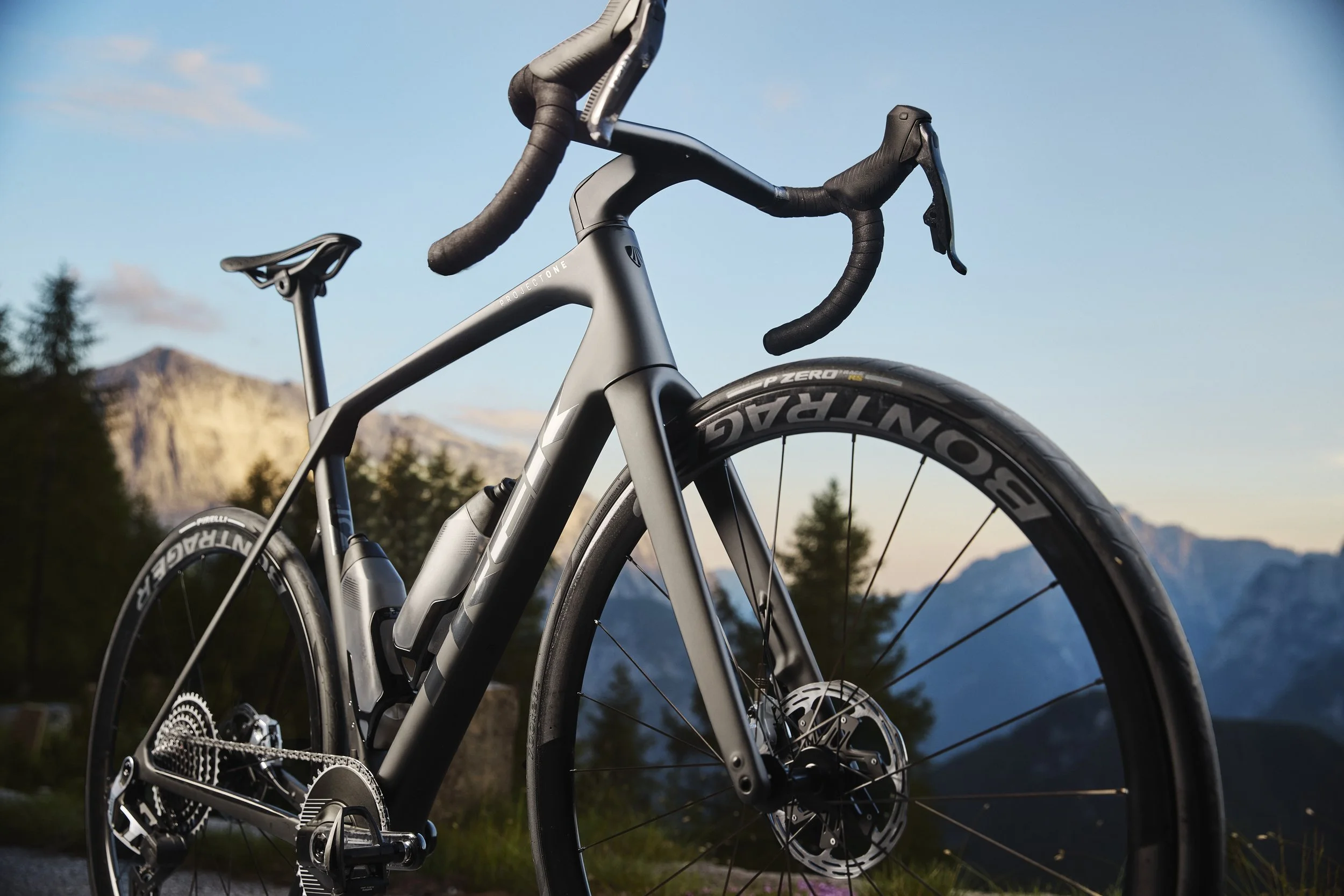 Le nouveau vélo de route Trek Domane devant un paysage montagneux