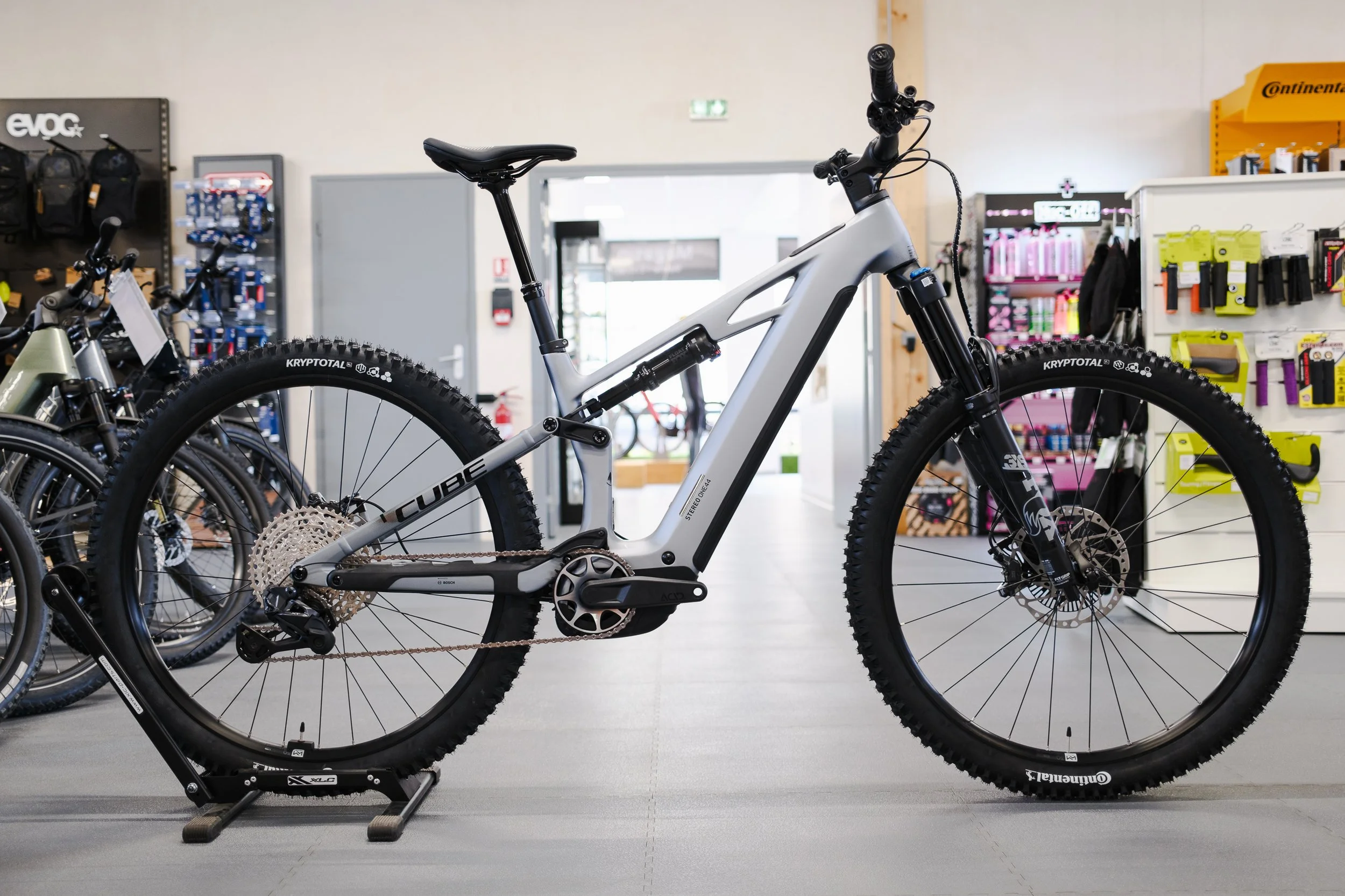 Stereo Hybrid ONE44 HPC SLX Evo 800