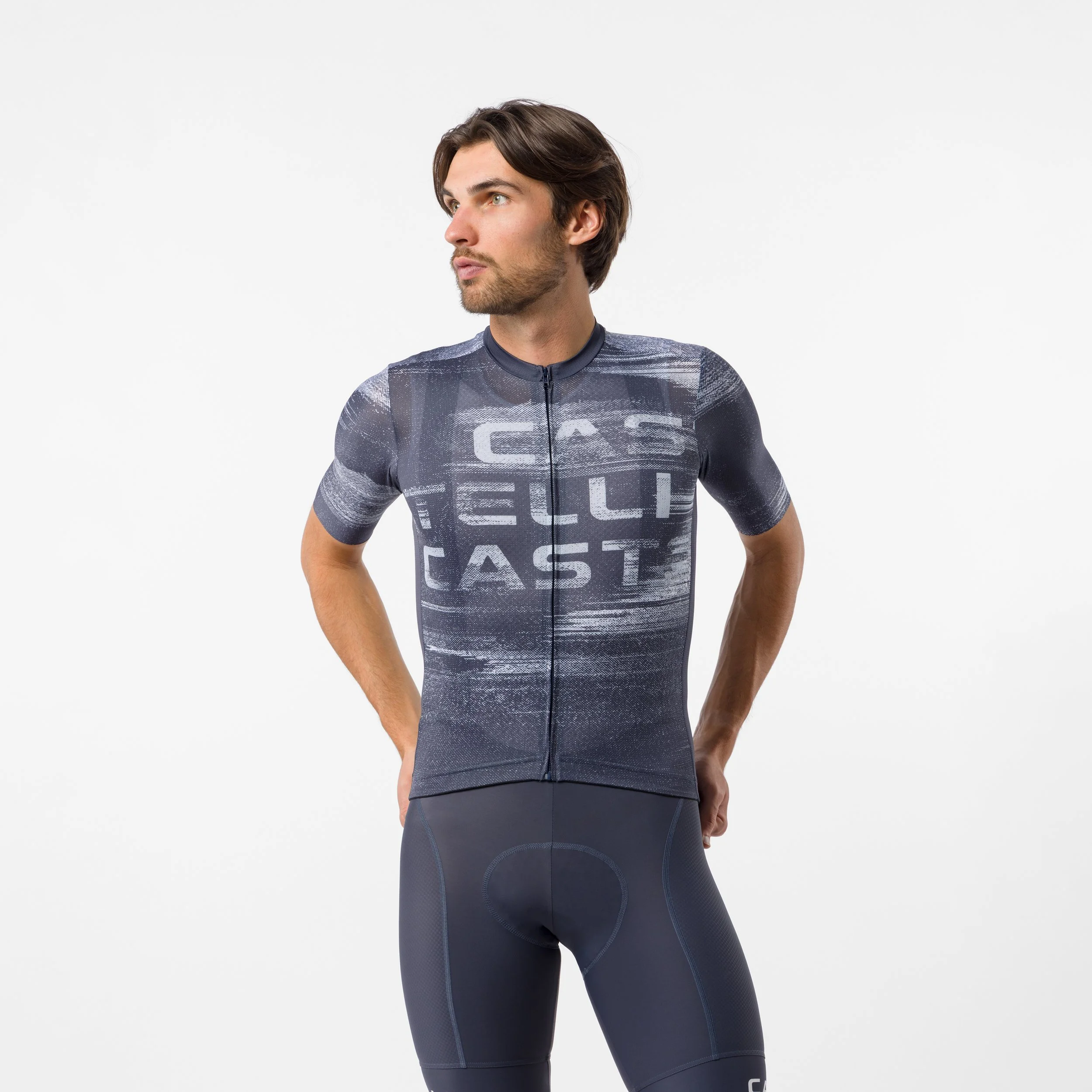 Homme avec maillot de cyclisme sur route de Castelli