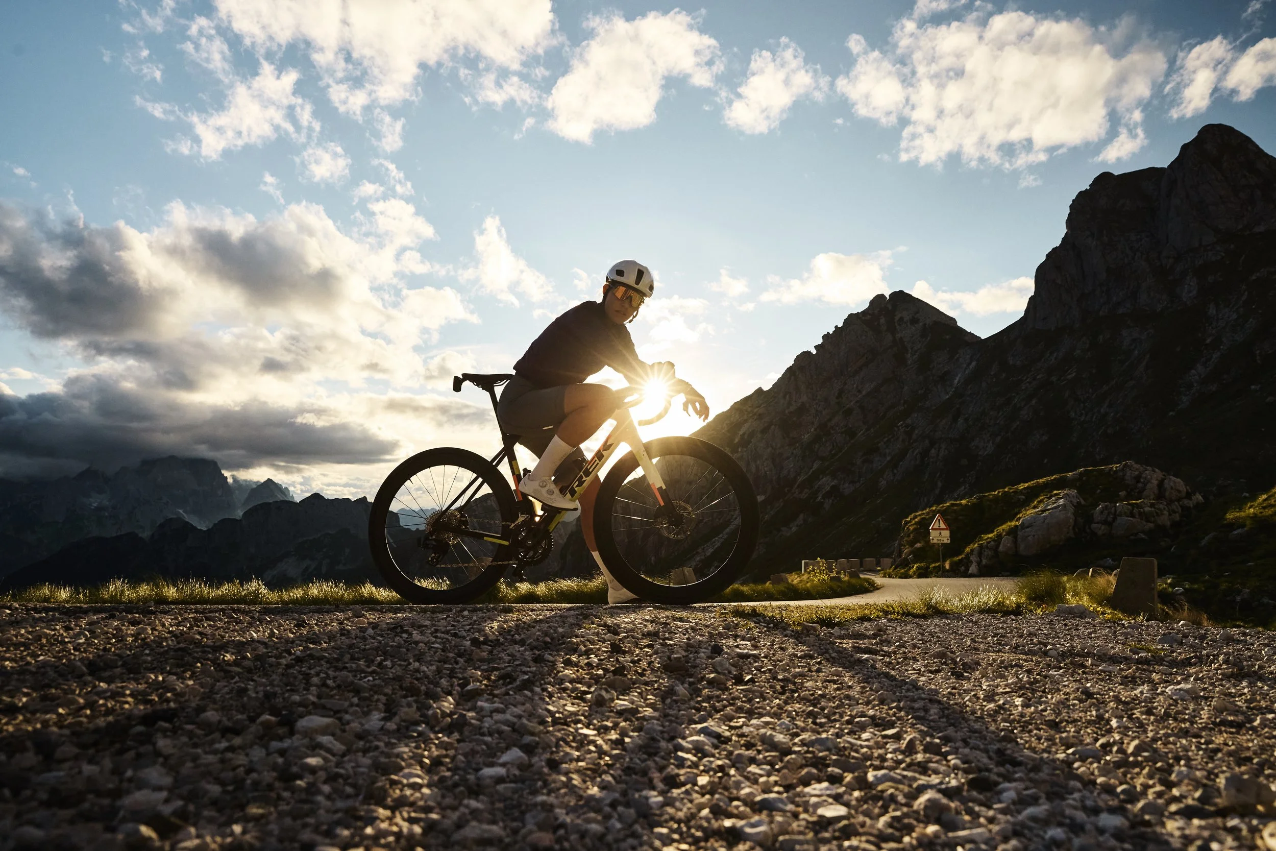 Un cycliste sur le nouveau vélo de route Trek Domane devant un paysage montagneux