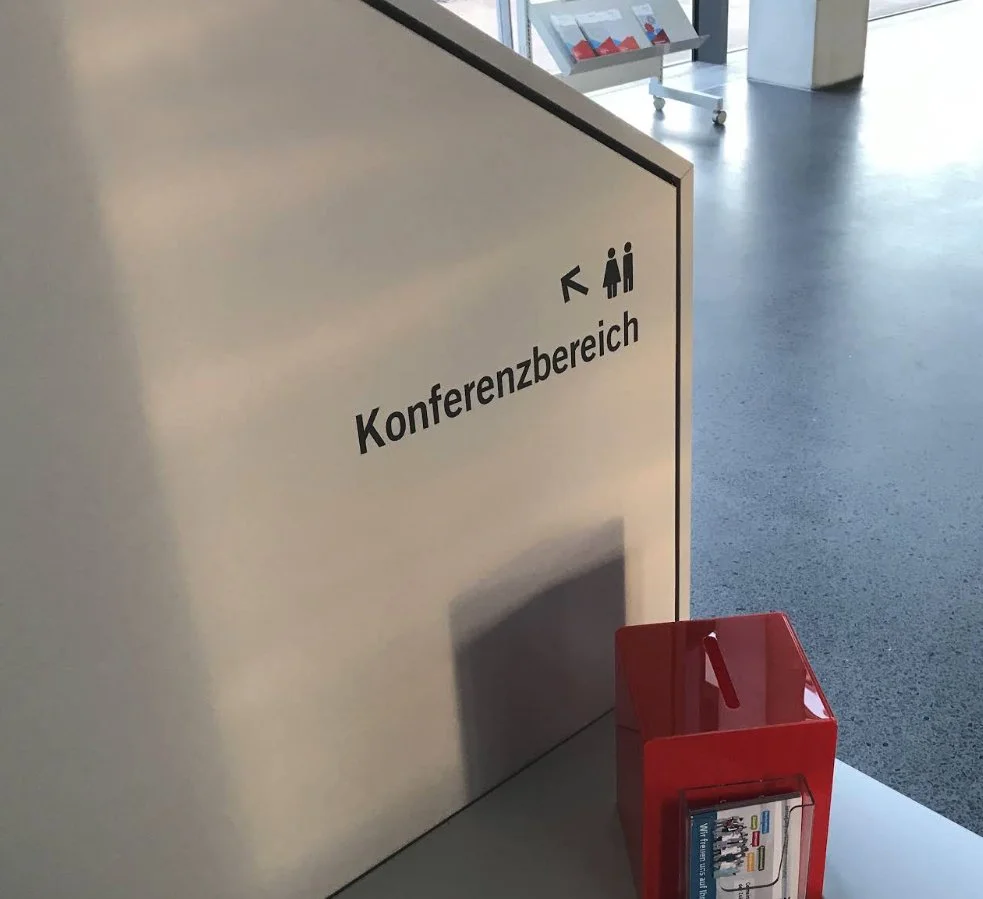 Wegweiser zum Konferenzbereich 
