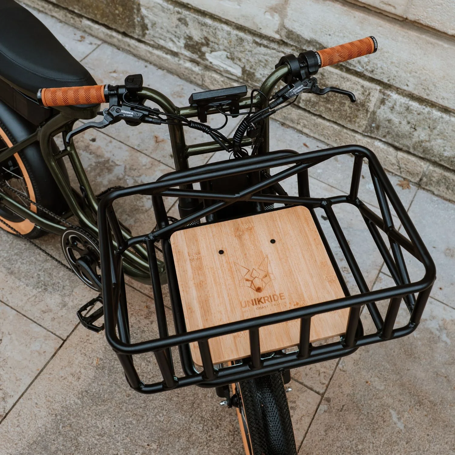 Vélo électrique avec panier en métal et plateforme en bois avec le logo Utikride.