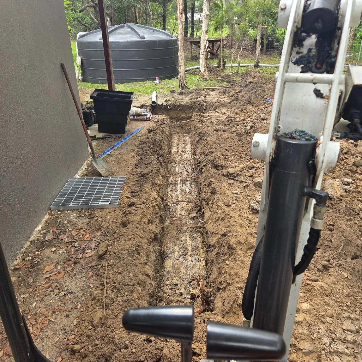 Saturday with our mates @aware plumbing. Sorting some major storm water problems after a recent extension on the clients property. Great to be back on the coast even if it was NT hot today.

#coastlineearthworx #sunshinecoast #excavationservices #dra