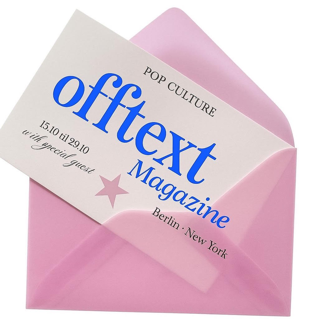 Eine rosa Umschlag mit einer Visitenkarte, auf der steht 'offtext Magazine, POP CULTURE, 15.10 bis 29.10, mit besonderem Gast, Berlin · New York' und einem rosa Stern