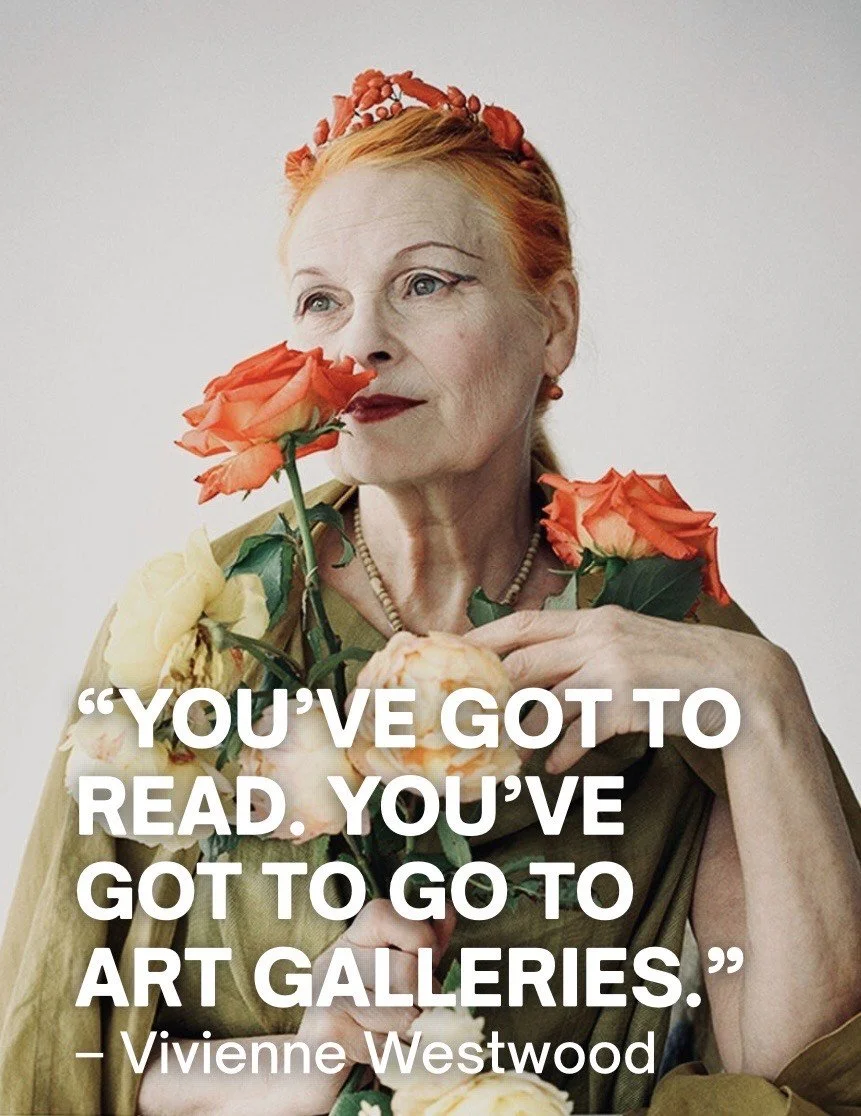 Vivienne Westwood Eine ältere Frau mit roten Haaren, die eine Krone aus roten Blumen trägt, hält einen Blumenstrauß aus Orangenen und gelben Rosen vor das Gesicht. Sie trägt dunklen Lippenstift und Augen-Make-up und blickt nach oben.