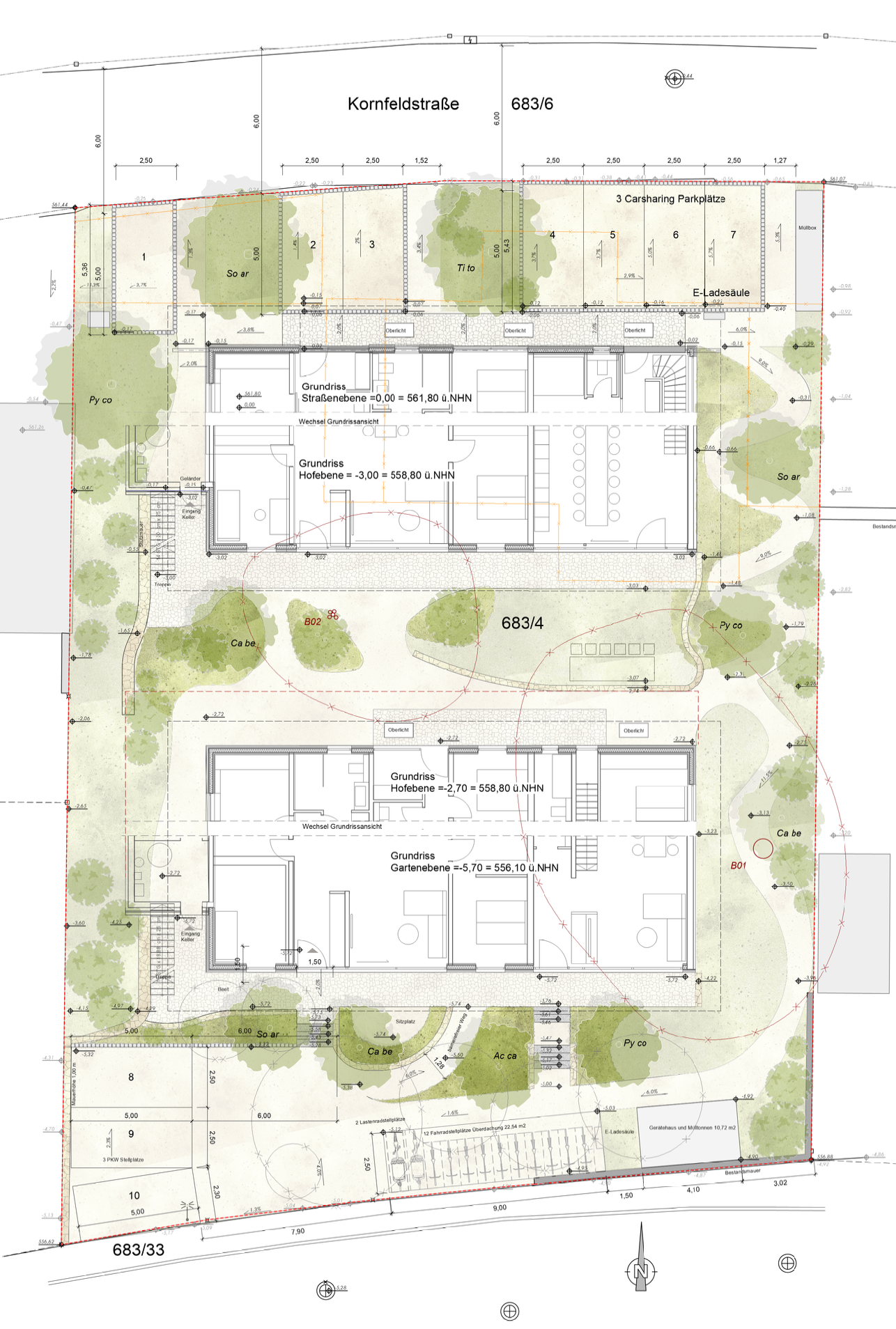 Ein architektonischer Plan eines Gebäudes mit Garten, Bäumen, Parkplätzen und Wegen, inklusive Beschriftungen in Deutsch.