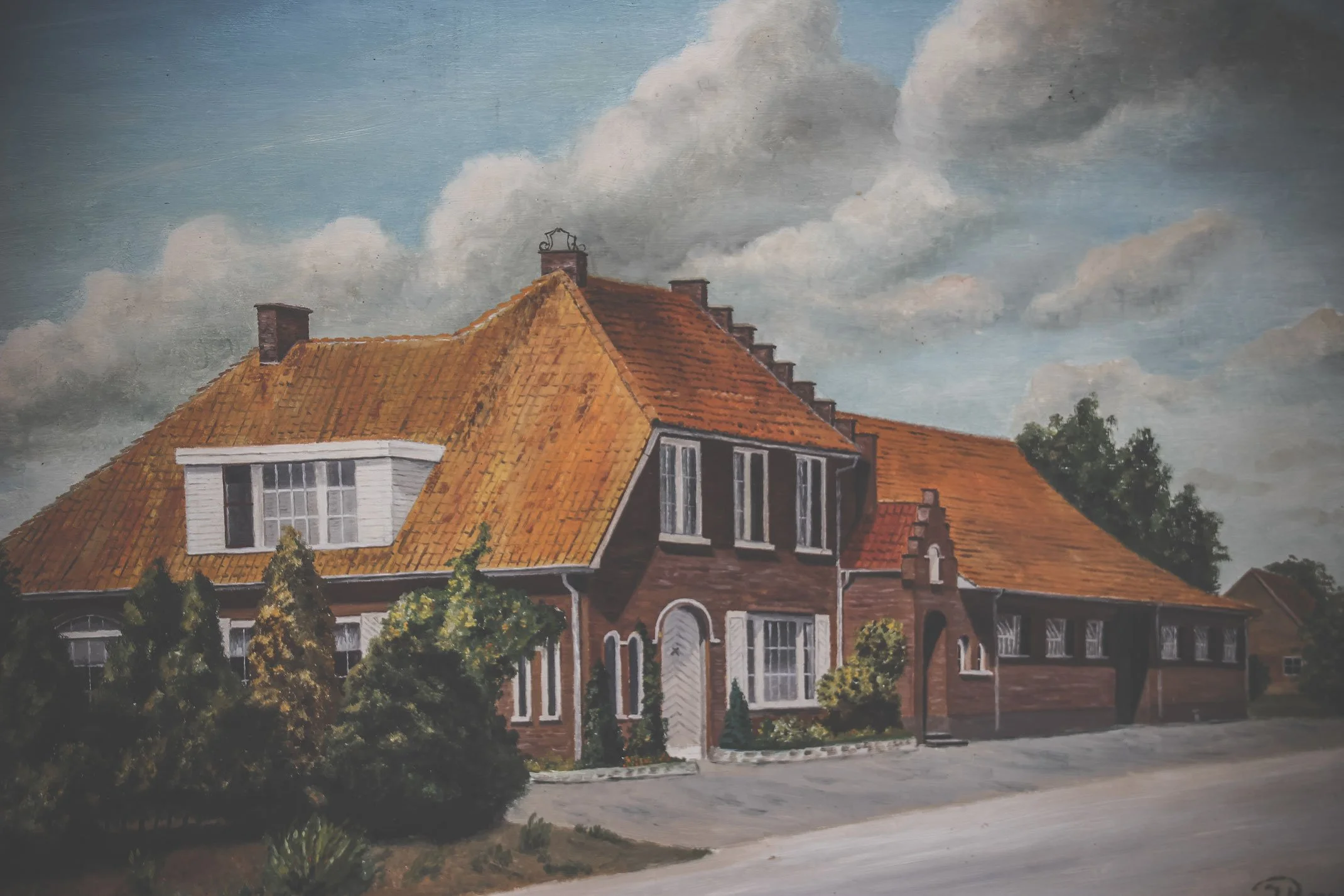 Een schilderij van een huis met een rood dak en witte en bruine muren, omringd door groene struiken en bomen, onder een bewolkte hemel.