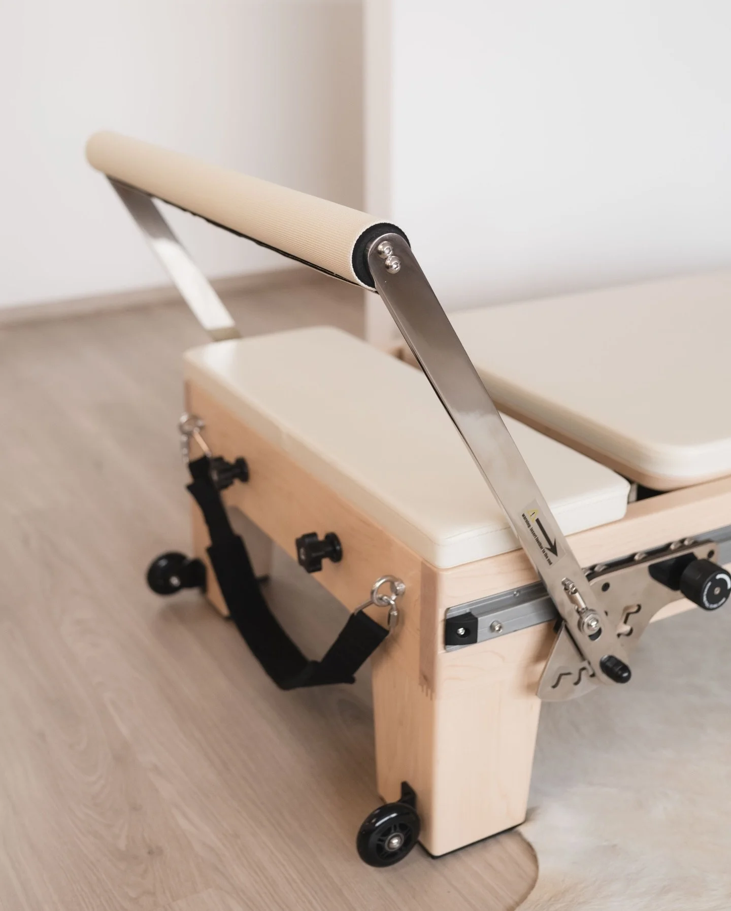 V Soul studiu pracujeme s Reformer stroji ELINA Pilates, kter&eacute; patř&iacute; ke &scaron;pičce v oboru a navazuj&iacute; na dlouholetou tradici Pilates metody. 💪

Technickou &uacute;roveň potvrzuje 20+ patentů na v&yacute;robn&iacute; design. V