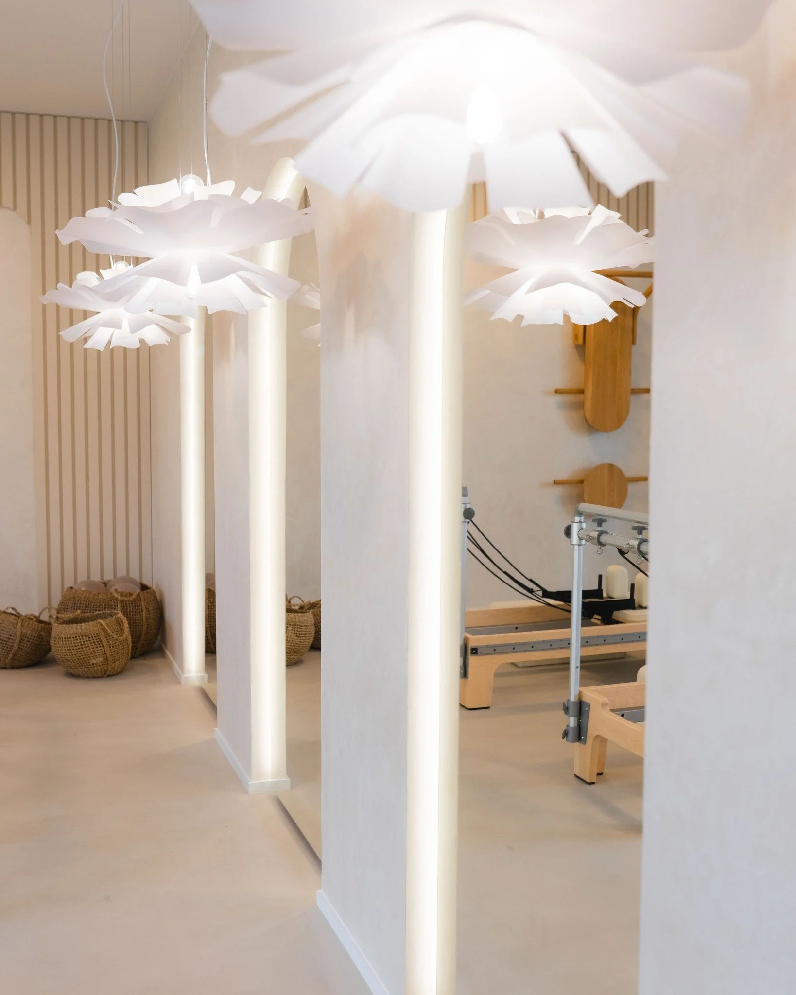 Každ&yacute; detail v na&scaron;em studiu nese energii a z&aacute;měr. ✨

Barvy, materi&aacute;ly, odrazy světla i drobn&eacute; detaily. Vyb&iacute;rali jsme je s my&scaron;lenkou a p&eacute;č&iacute;, aby prostor nesl energii, kter&aacute; je zrcad