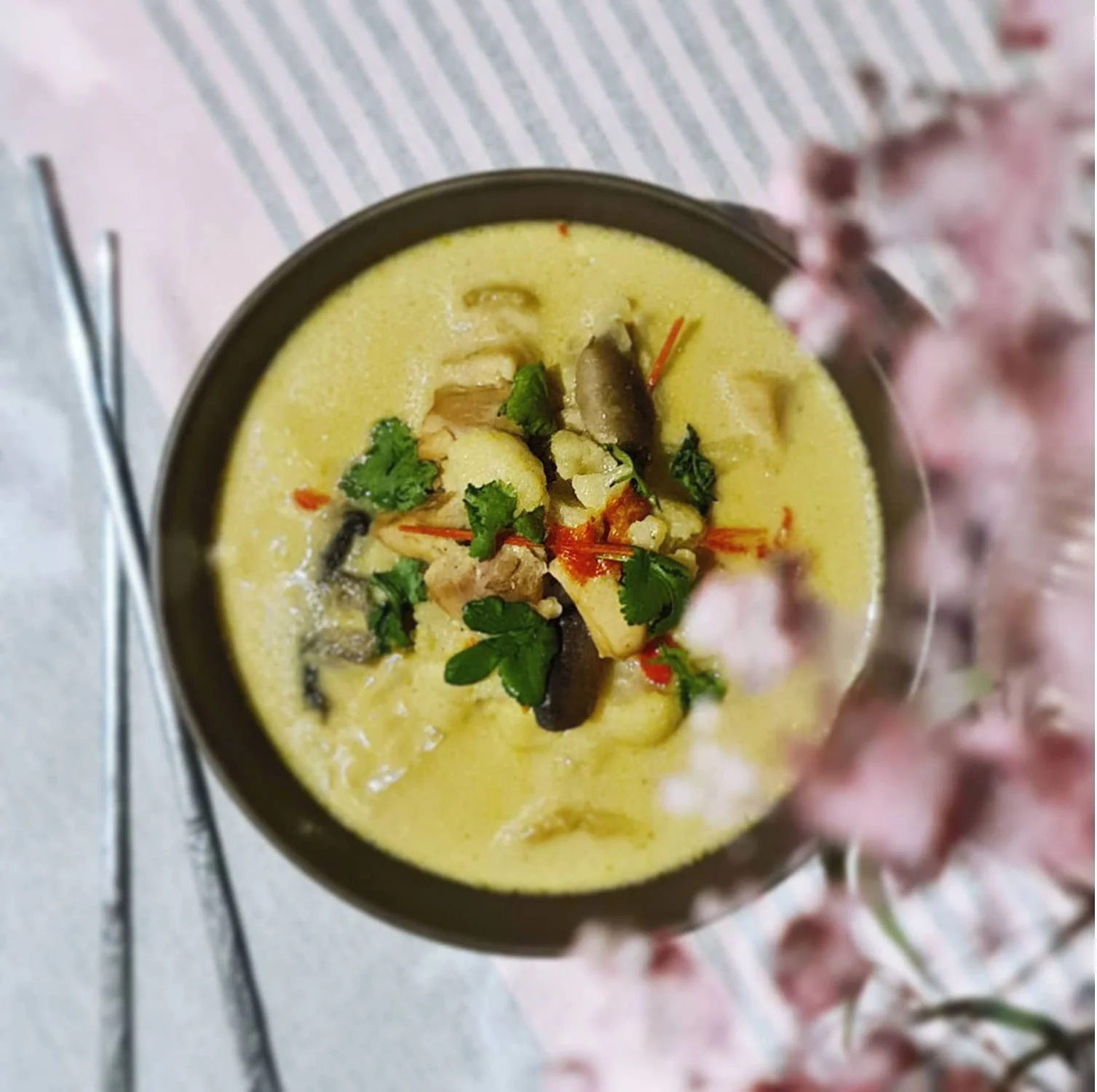 Ketogeeniseen ruokavalioon kuuluva ruoka-annos, kuvituskuva.