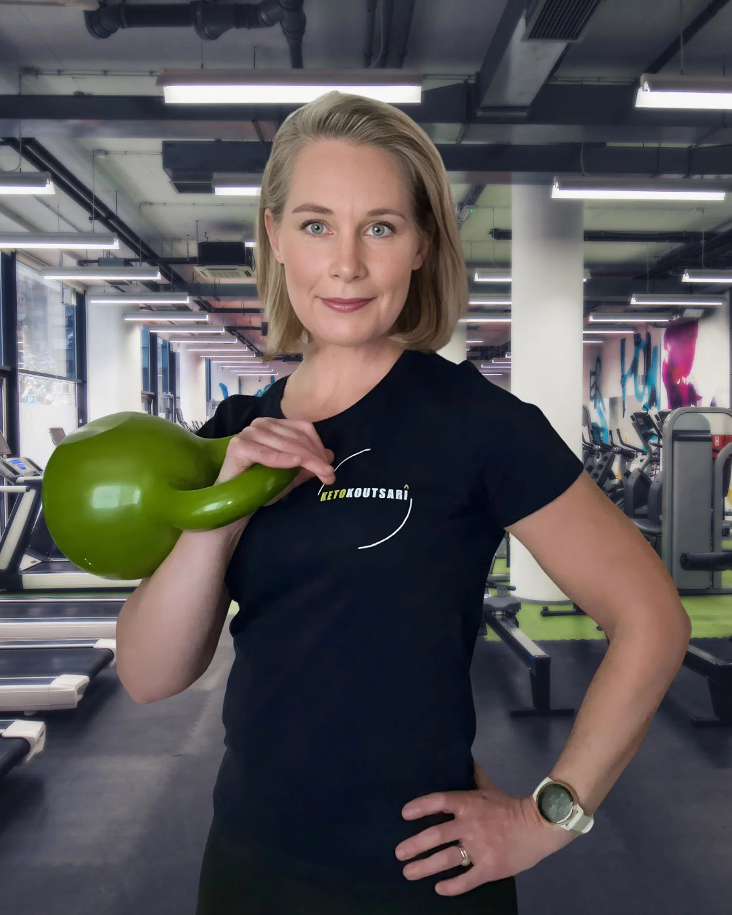 Valmentaja Tiina Aalto hymyilee kameralle.