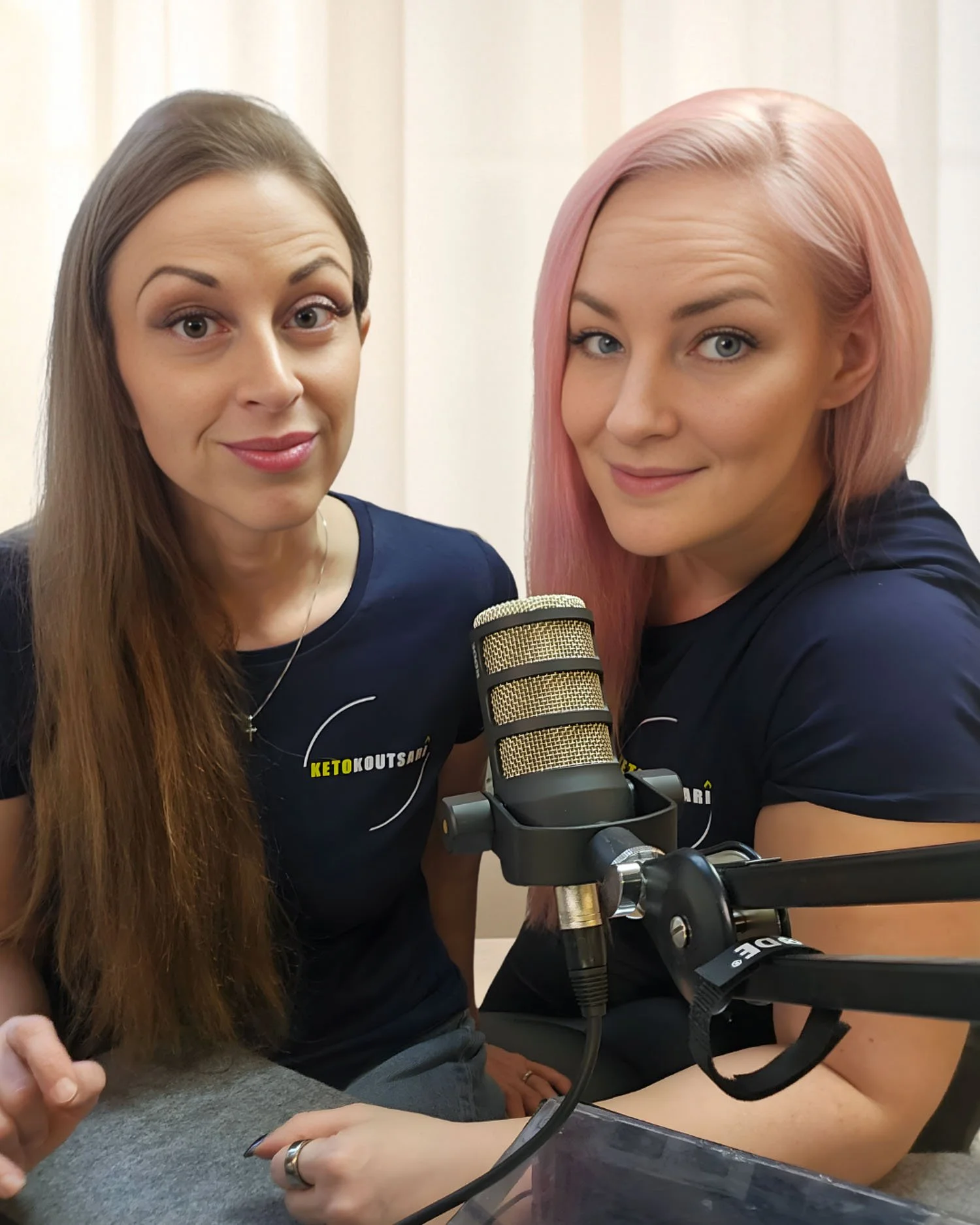 Ketokoutsari Sari Shannon ja valmentaja Mariella Pudas hymyilee kameralle.