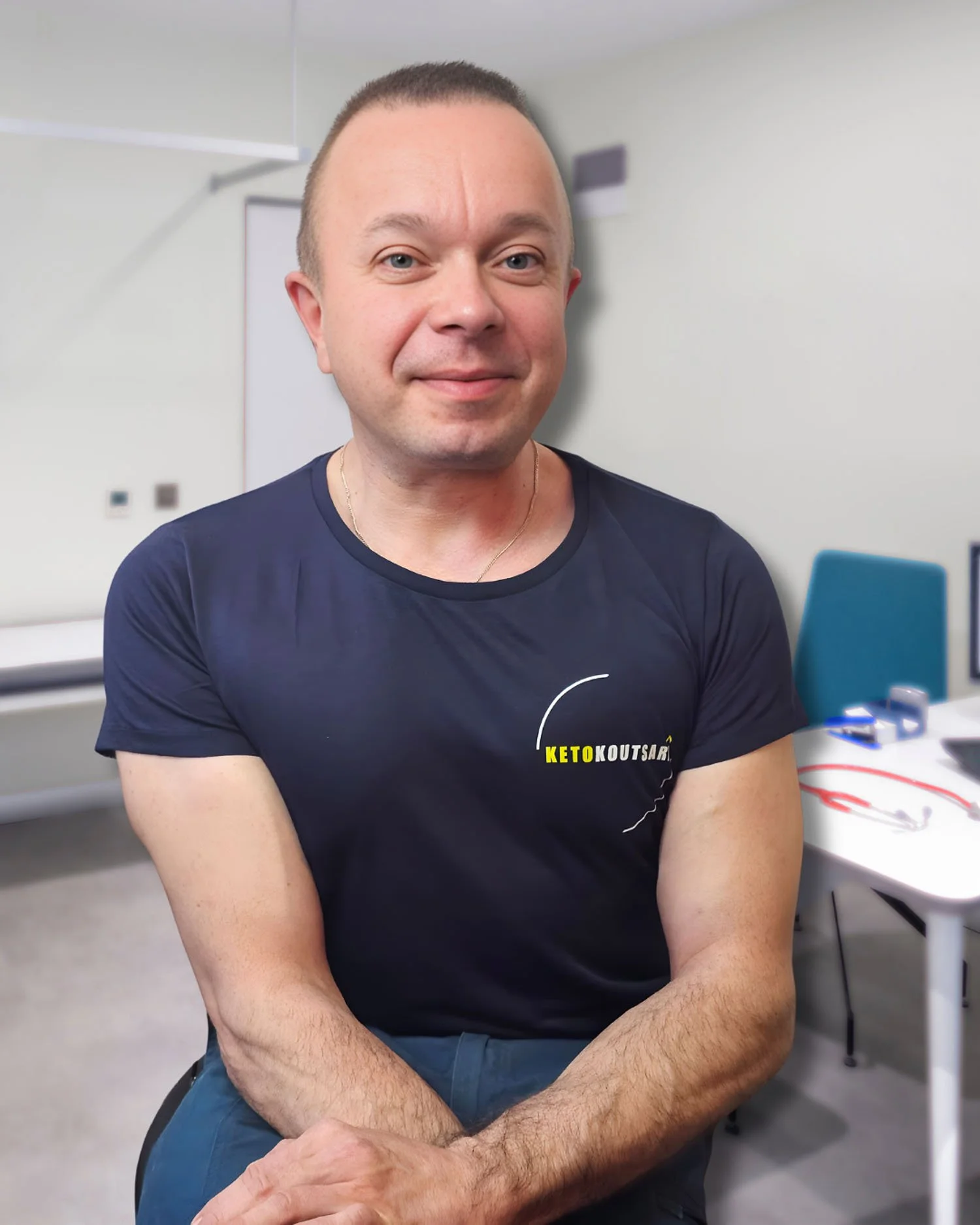 Lääkäri Ari Miettinen hymyilee kameralle Ketokoutsari-työpaidassa.