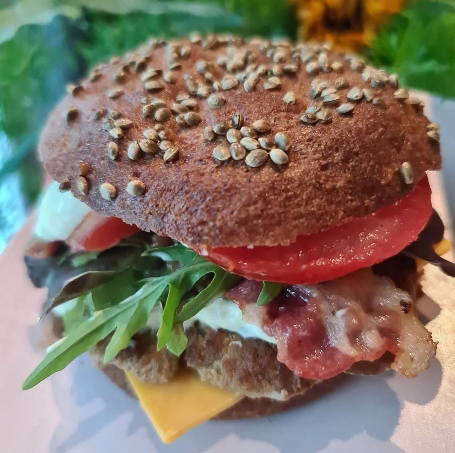 Ketogeeniseen ruokavalioon sopiva ketohampurilainen.