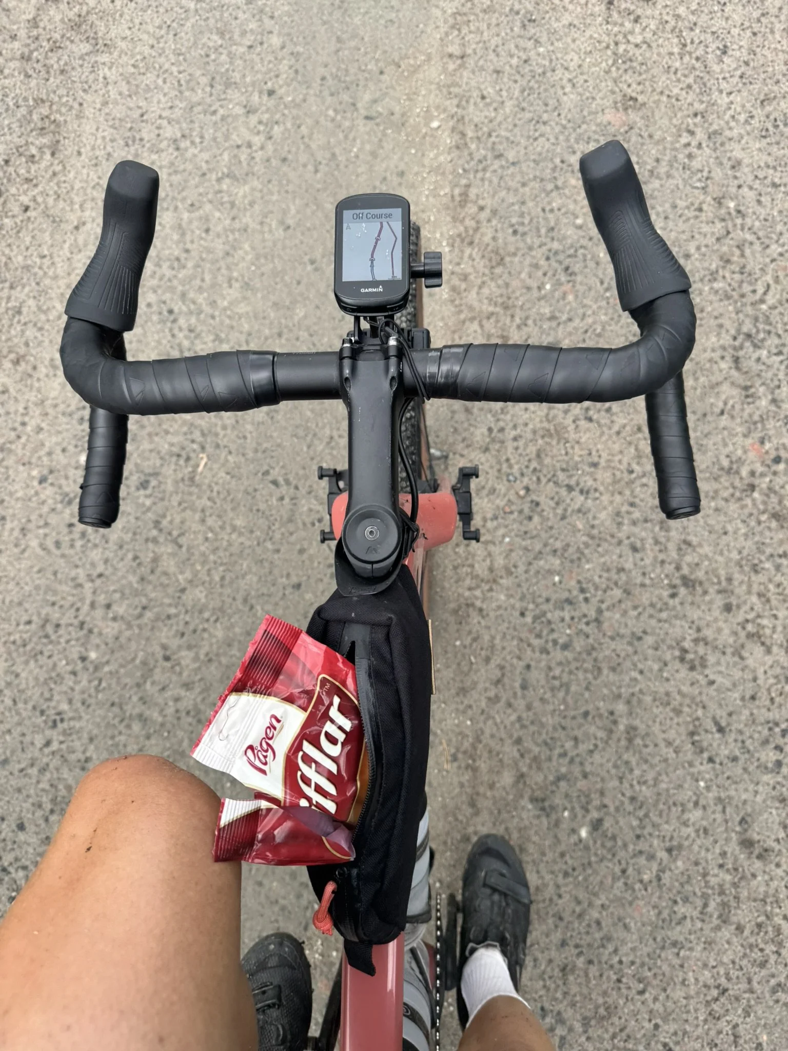 Organizer Gregory on his bike snacking Gifflars