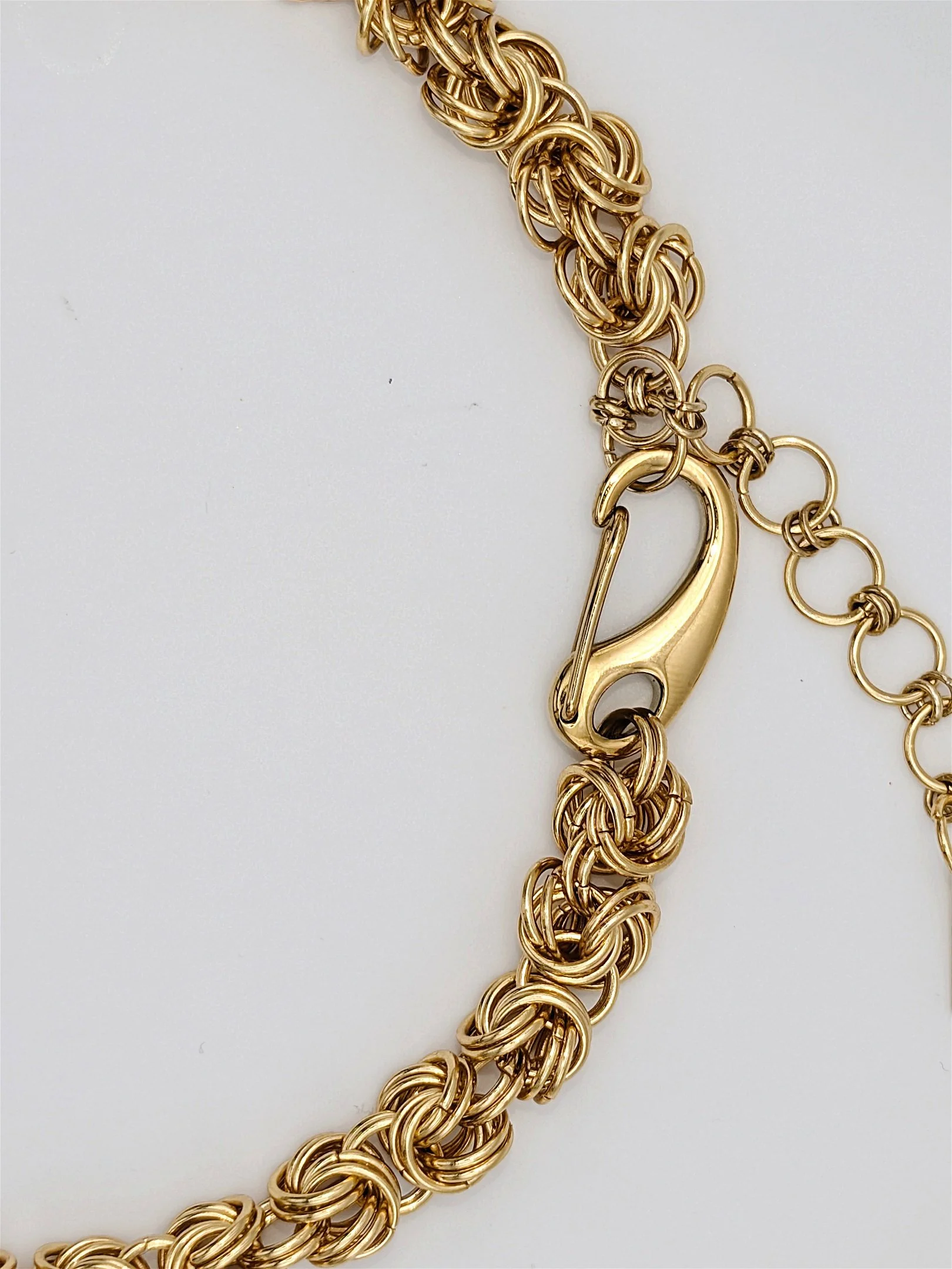 COLLIER-chaine-cotte-maille-metallique-doré-chainmail-créateur-contemporain-baddie--argent.jpg
