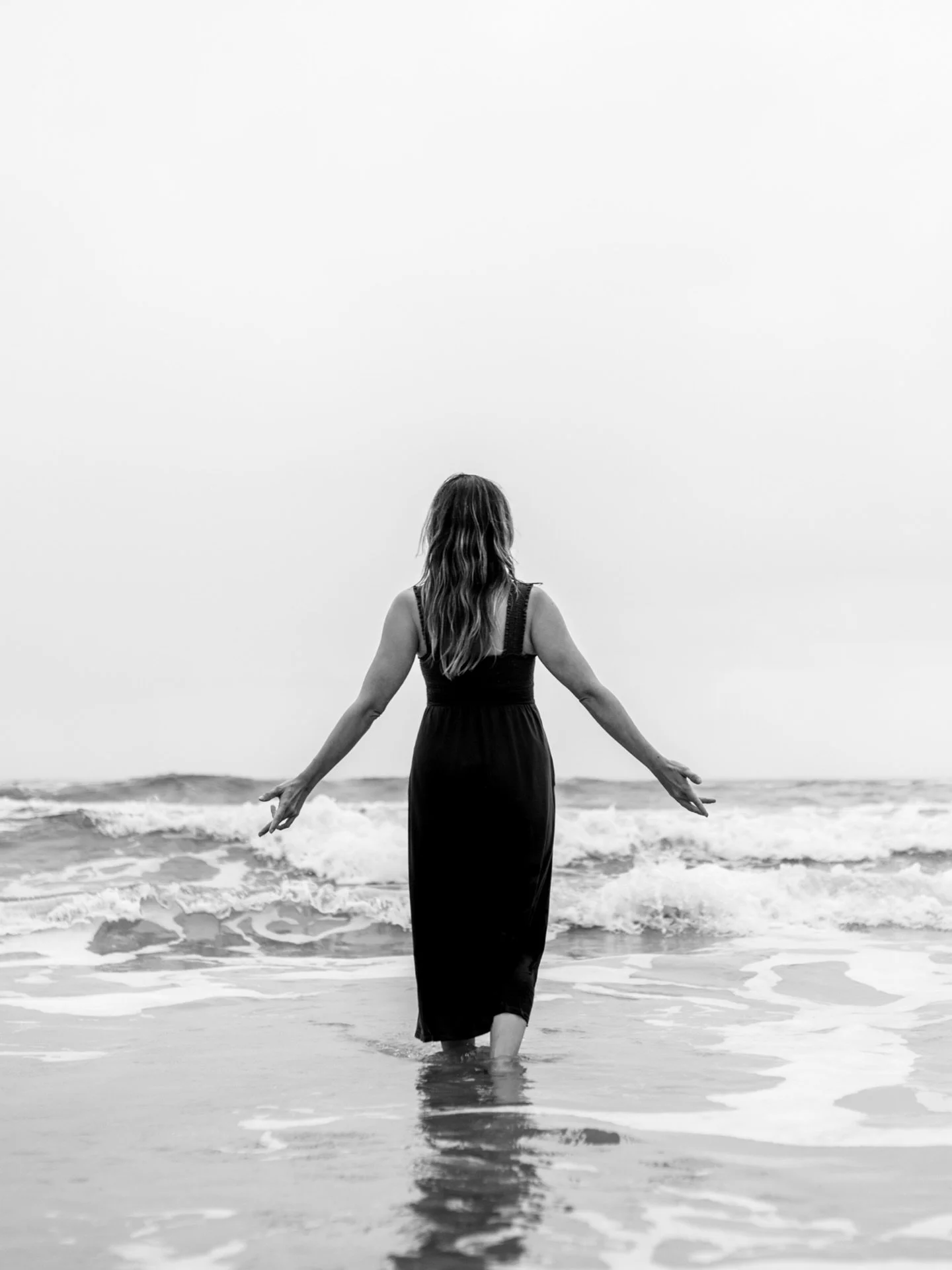 Lunar Living

For a long time, my relationship with the moon was surface level. I knew my sun sign (Cancer) was ruled by it. I noticed her beauty every now and then while living in big cities, but it stopped at that.

Everything shifted when I moved 