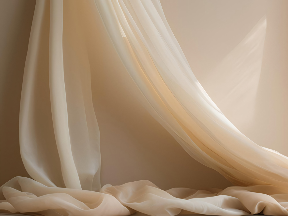 Tessuto di seta bianco che si intreccia creando onde e pieghe, con luce che passa attraverso.