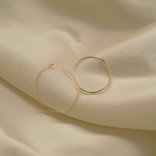 Orecchini su tessuto di seta beige.