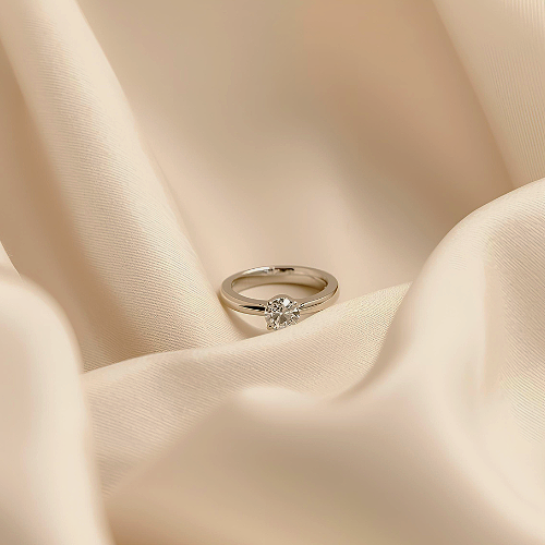 Anello su tessuto di seta bianca.