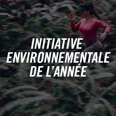 Image of a woman running through a forest with text in French: "Initiative environnementale de l'année".