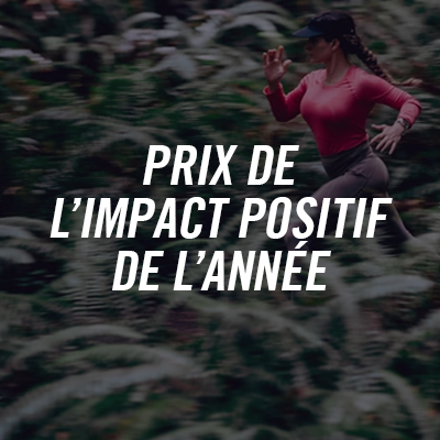 Femme courant dans un champ de maïs avec texte en français » Prix de l’impact positif de l’année »