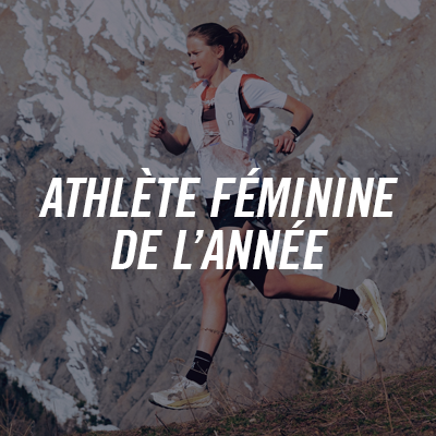 Femme athlète courant en pleine nature avec montagnes en arrière-plan, portant un t-shirt blanc, une veste de course, et un sac à dos, devant un texte 'Athlète féminine de l'année'.