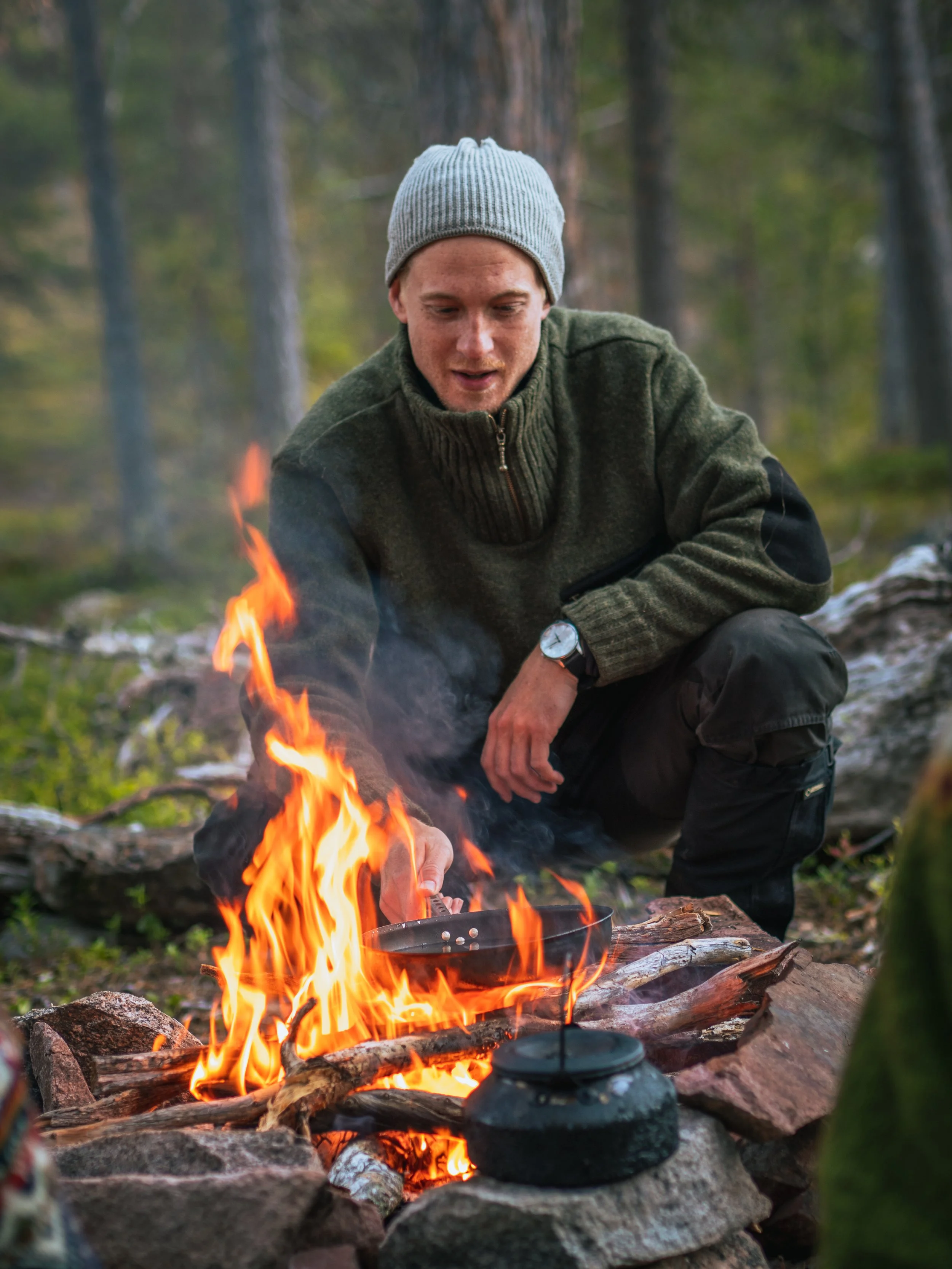 Anders Ottosen, der laver mad over bål på en af sine ekspeditioner i Nordnorge.