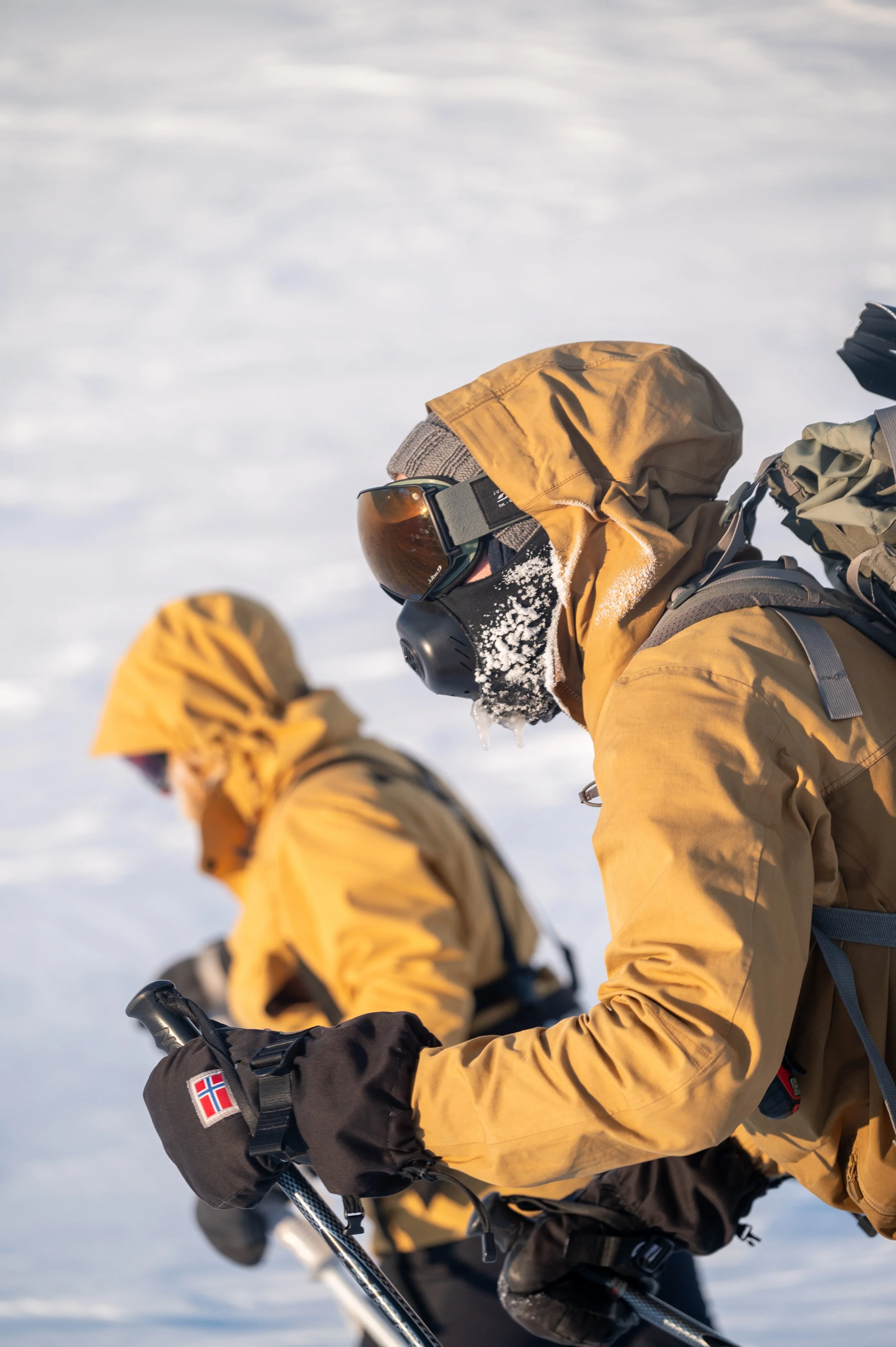 Anders Ottosen i forgrunden i fuldt ekspeditionsudstyr på vej over en gletsjer på Svalbard.