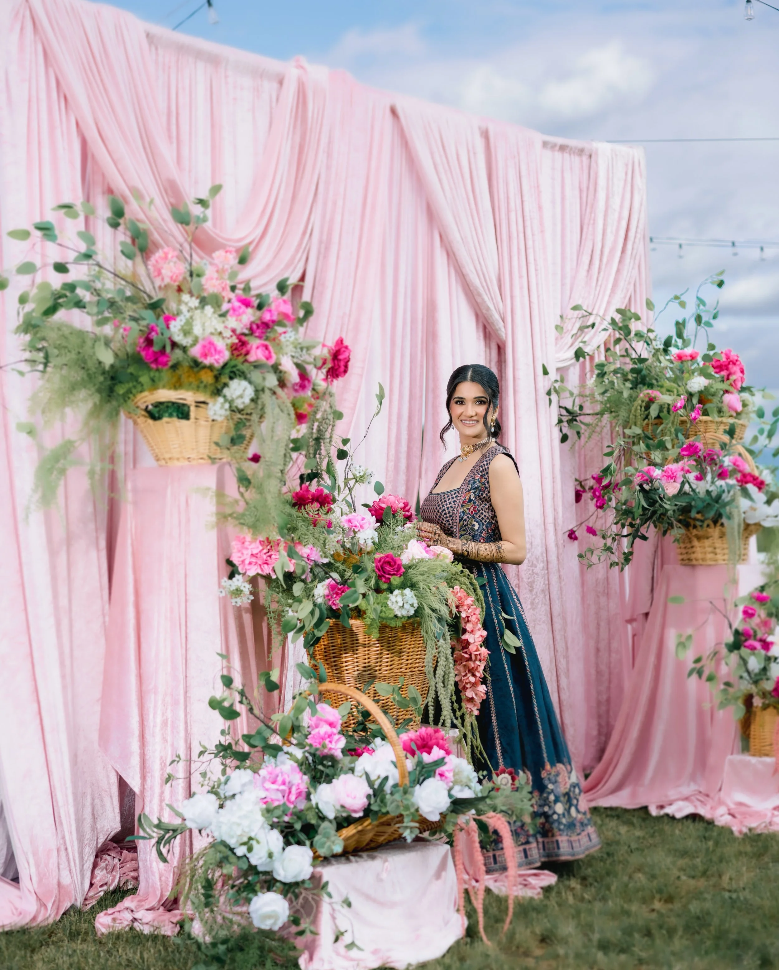 Salena Mehendi 

@salena.bath 

Photo - Film : @jagphotostudios 
Hair Makeup : @artby937_ 
Planner : @a_stylish_event 
Decor : @blushandwillowdecor 
Mehendi : @hennaartbyfaiza 
Mocktail Bar : @prettymocktails 
Bartender : @pinkdiamond_bartending 
Hou