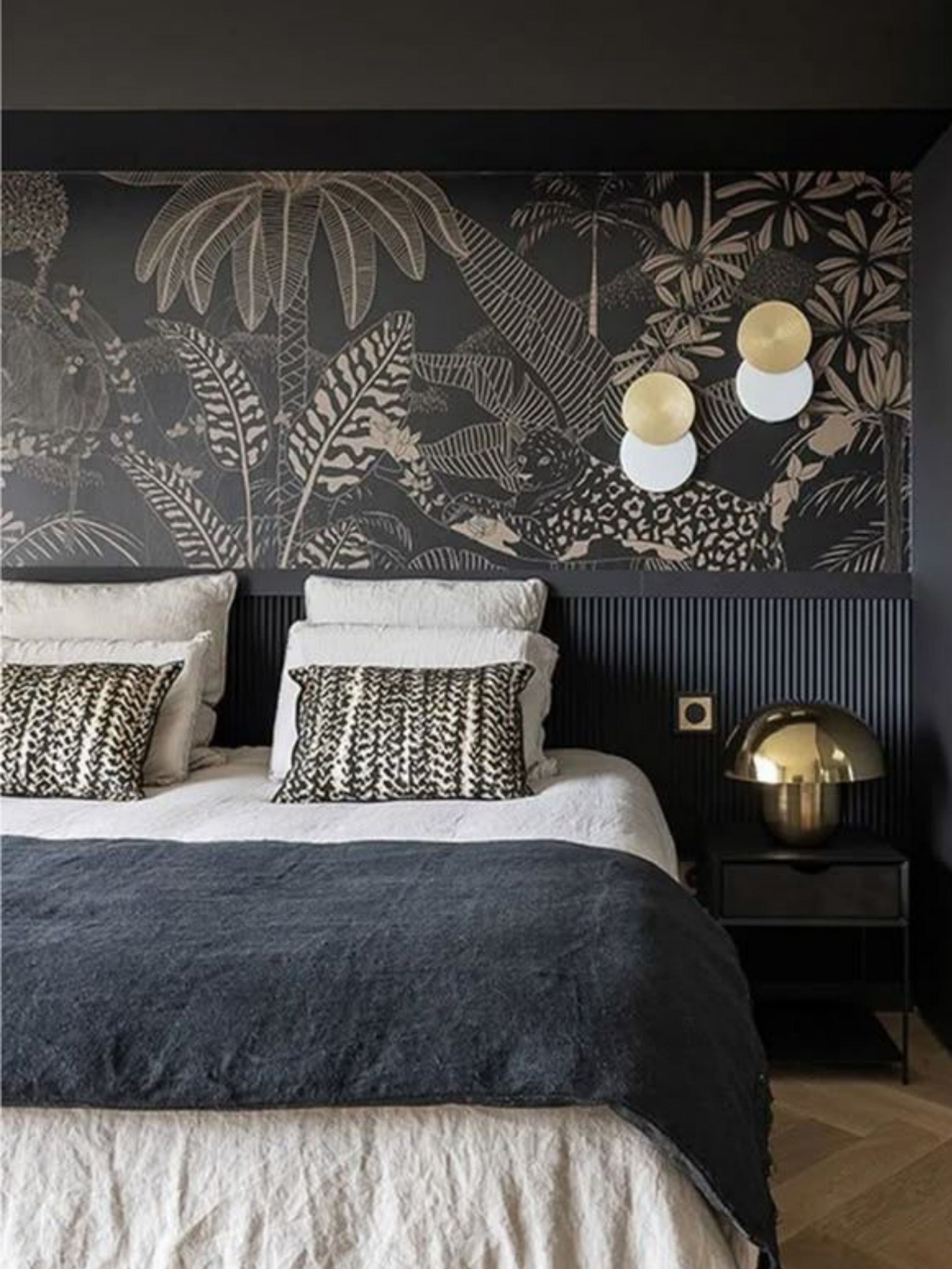 studiovertige-2025-papierpeint-jungle-noir-or-chambre-caractere.png