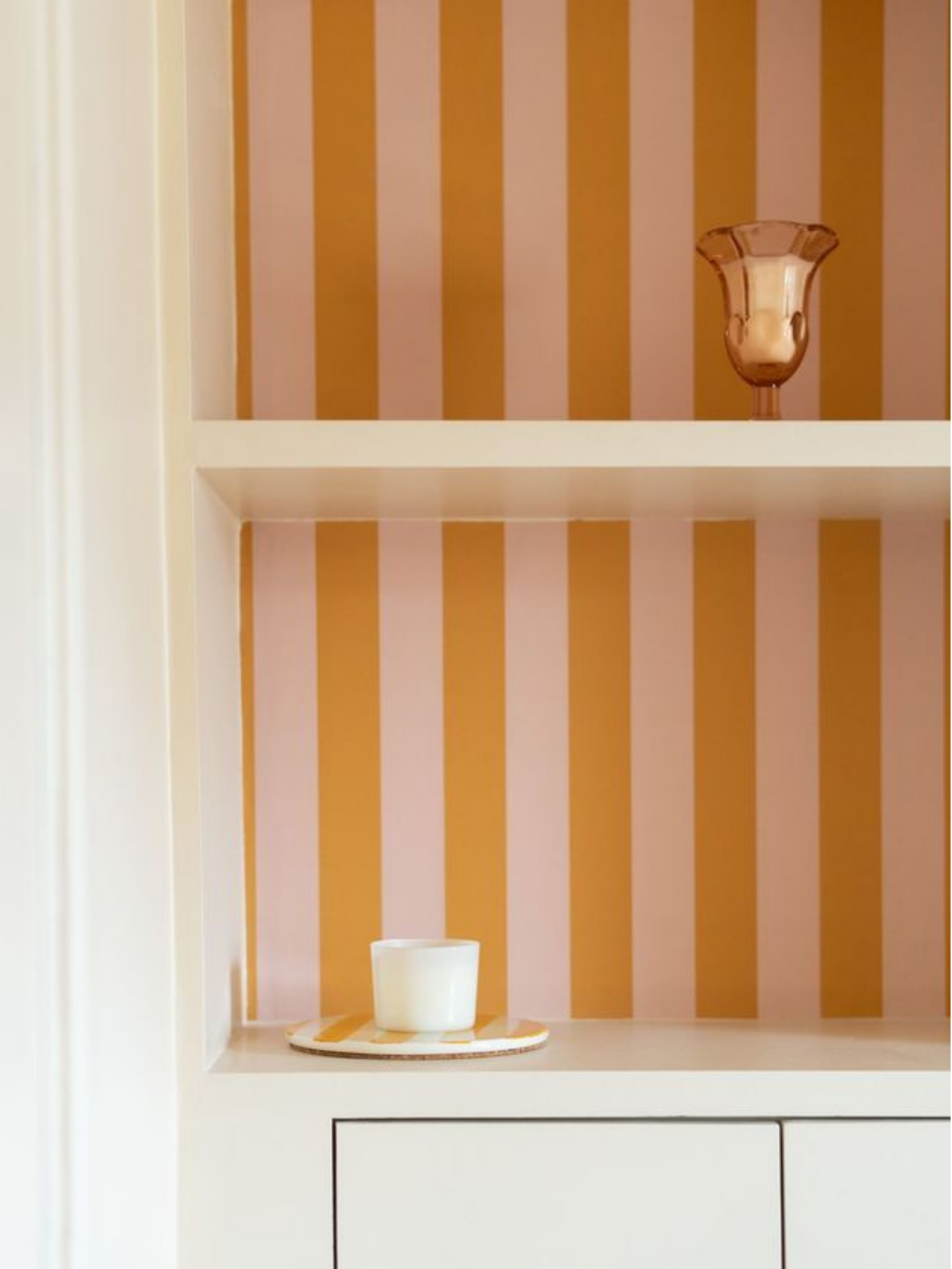 studiovertige-2025-papierpeint-rayures-ocre-rose-contemporain.png