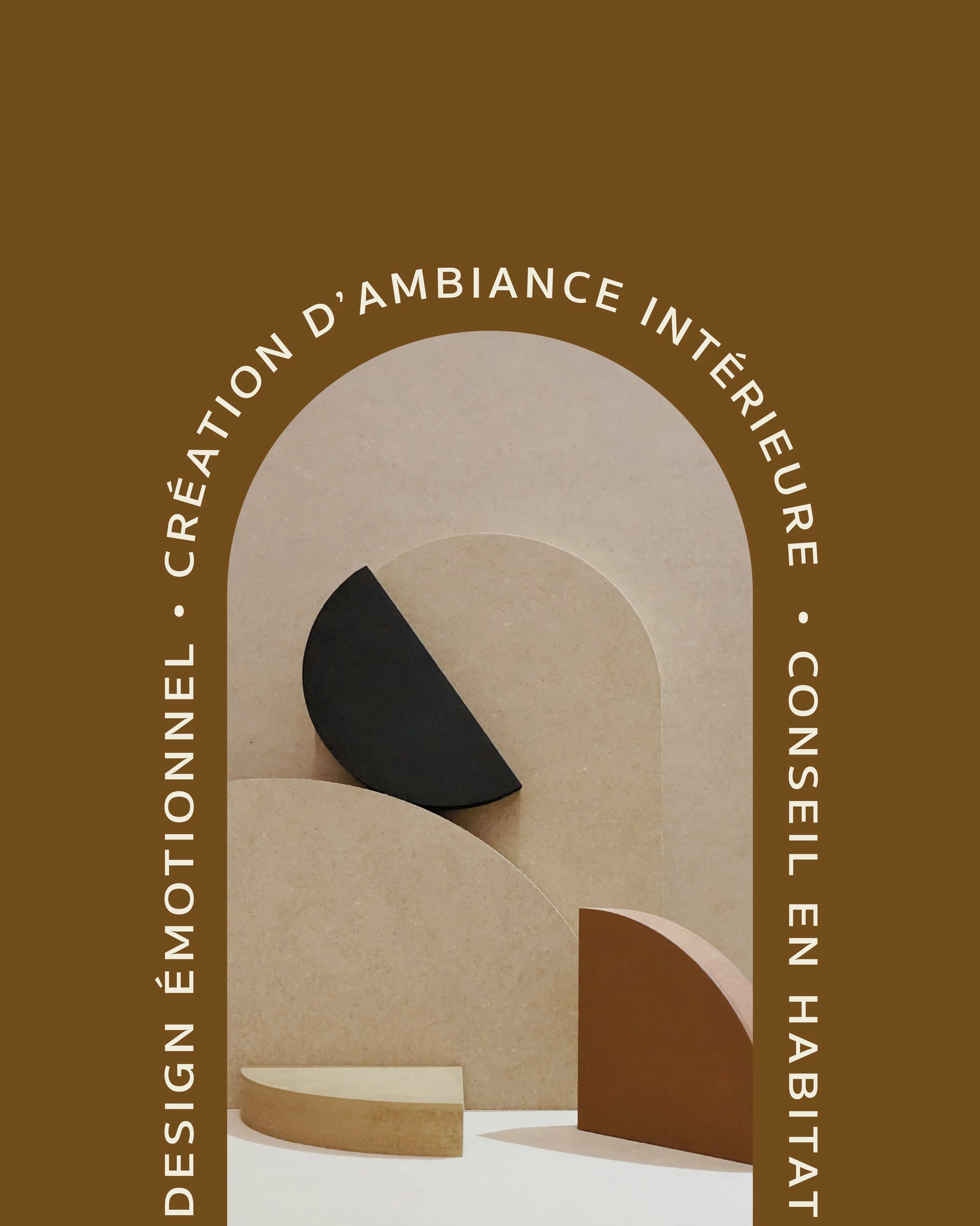 Formes brunes et beiges illustrant le design émotionnel, création d'ambiance intérieure et conseil en habitat.
