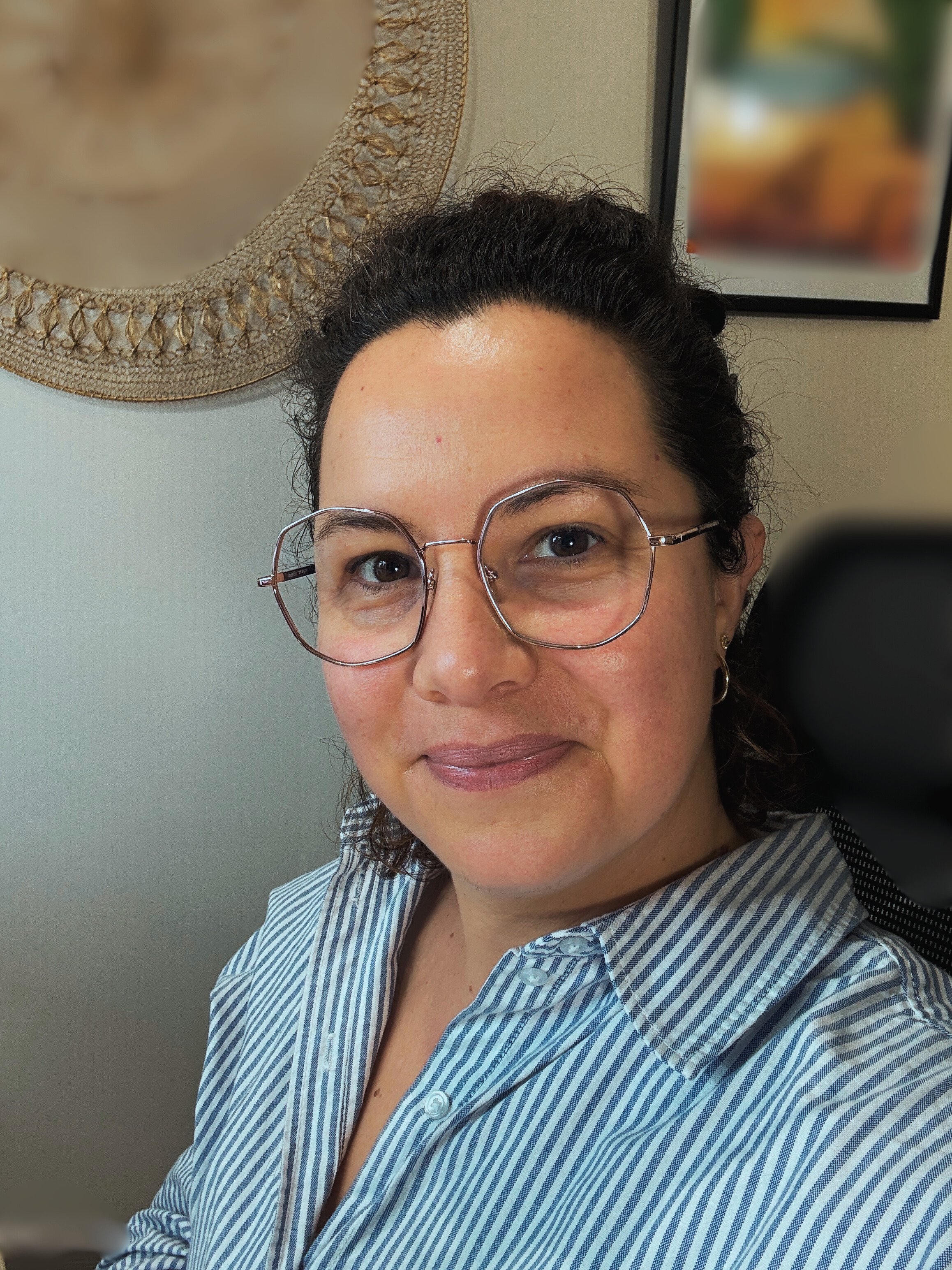 Portrait d’Azeline, fondatrice de Studio Vertige, décoratrice et designer d’intérieur. Spécialisée en design émotionnel et psychologie de l’habitat, elle accompagne les femmes en transition de vie à recréer un cocon ressourçant.