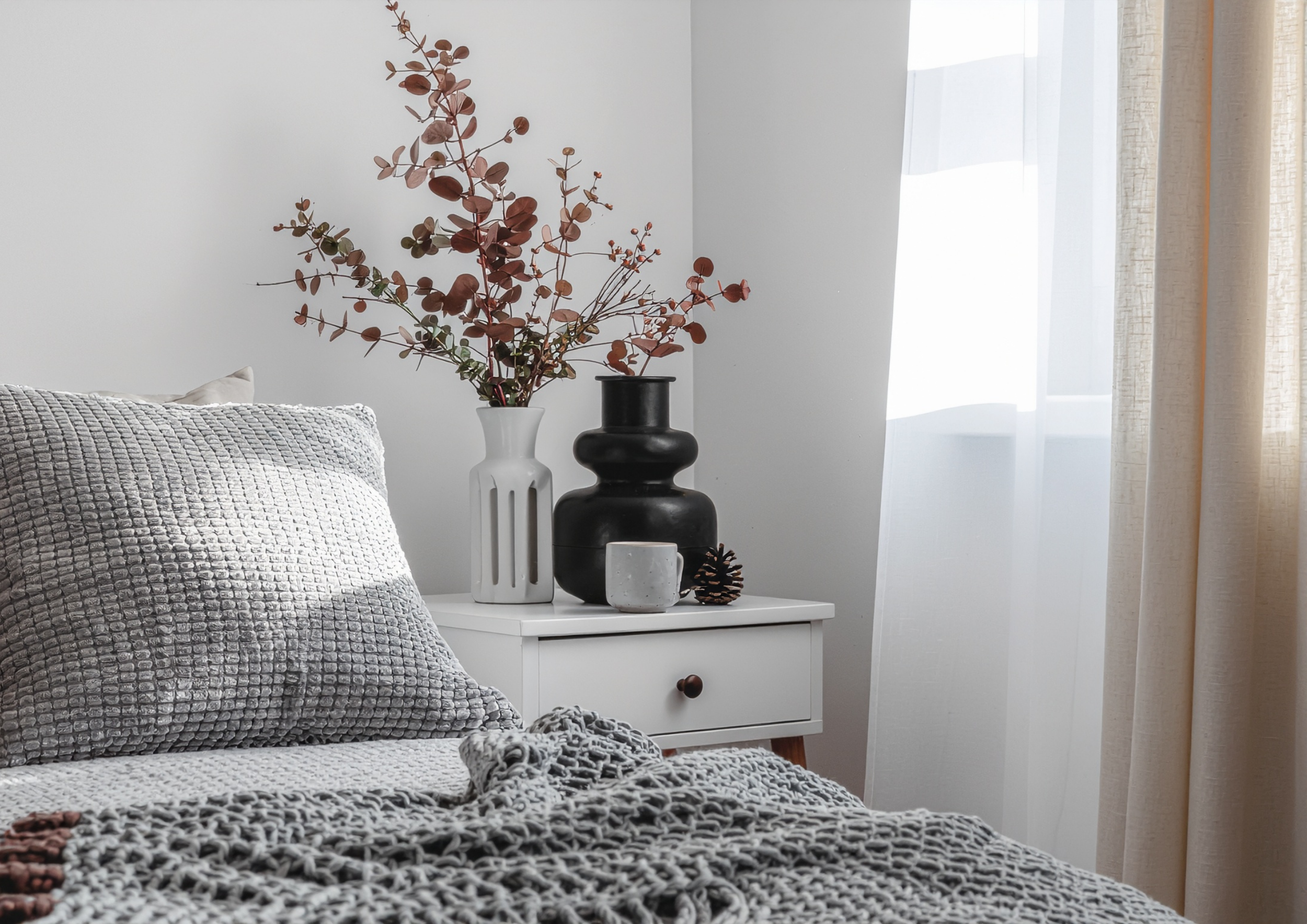 Chambre lumineux aux tons beiges et naturels, illustrant un moment paisible. Une ambiance douce et harmonieuse qui reflète le bien-être intérieur cher à Studio Vertige.