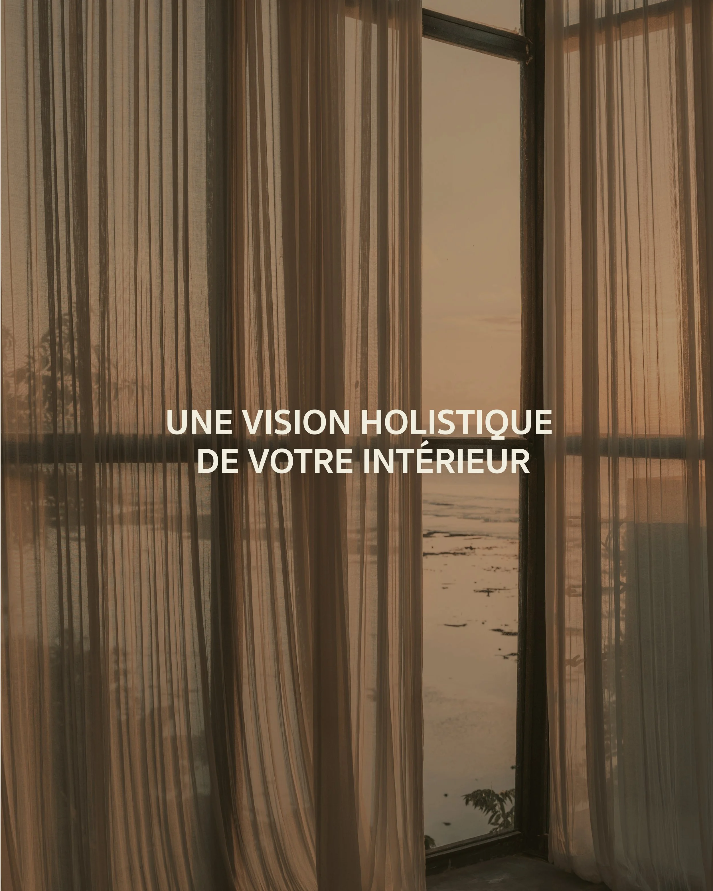 Rideaux beiges au soleil, illustrant une vision holistique.