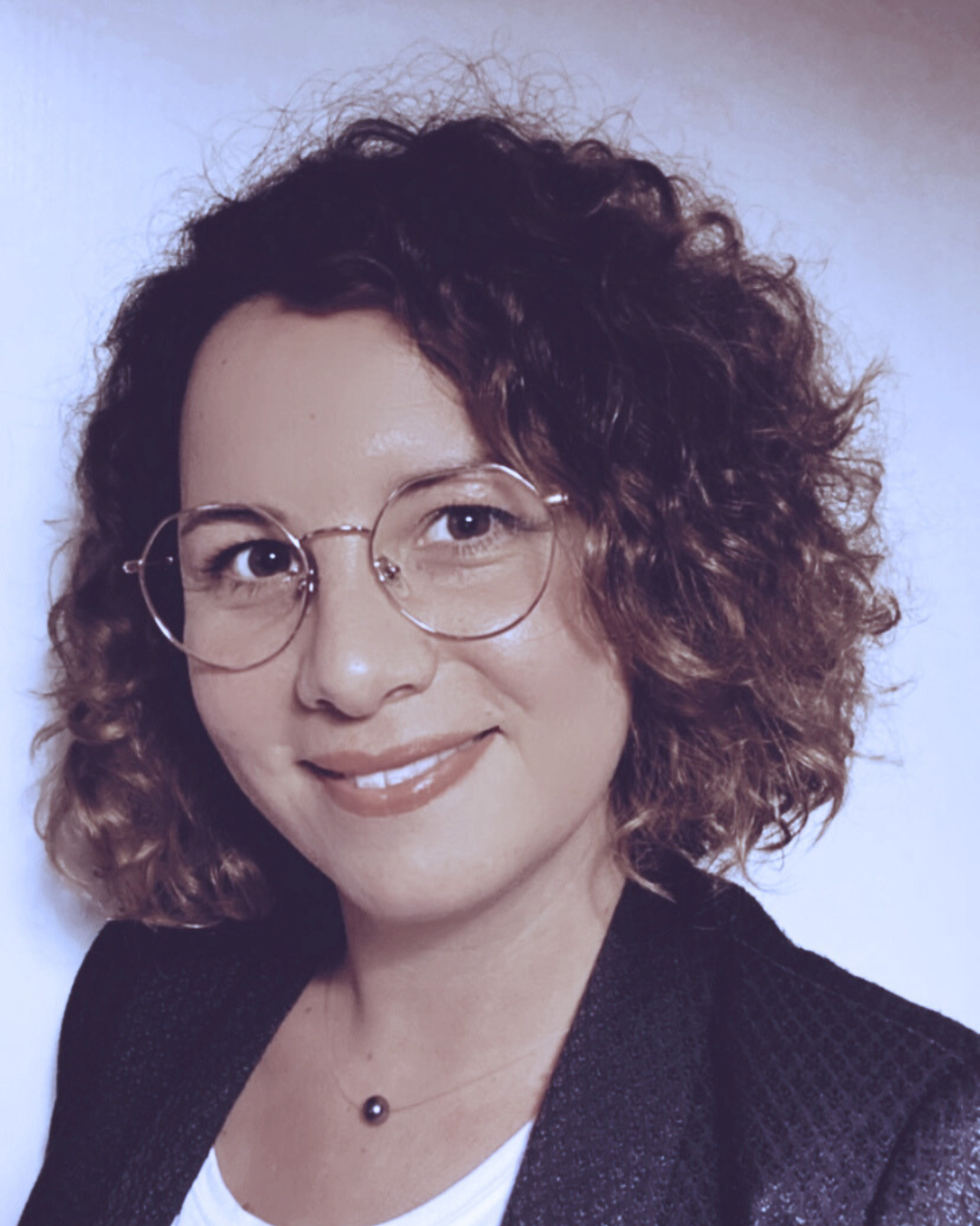 Portrait d’Azeline, fondatrice de Studio Vertige, décoratrice et designer d'intérieur, spécialisée en psychologie de l'habitat.