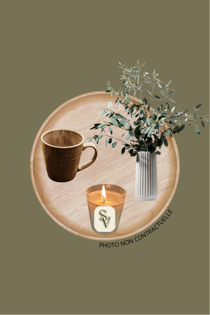 Le coffret Déco Studio Vertige réunit mug, vase, plateau et bougie pour créer une ambiance chaleureuse et apaisante. Des objets choisis pour sublimer votre intérieur et nourrir votre bien-être au quotidien.
