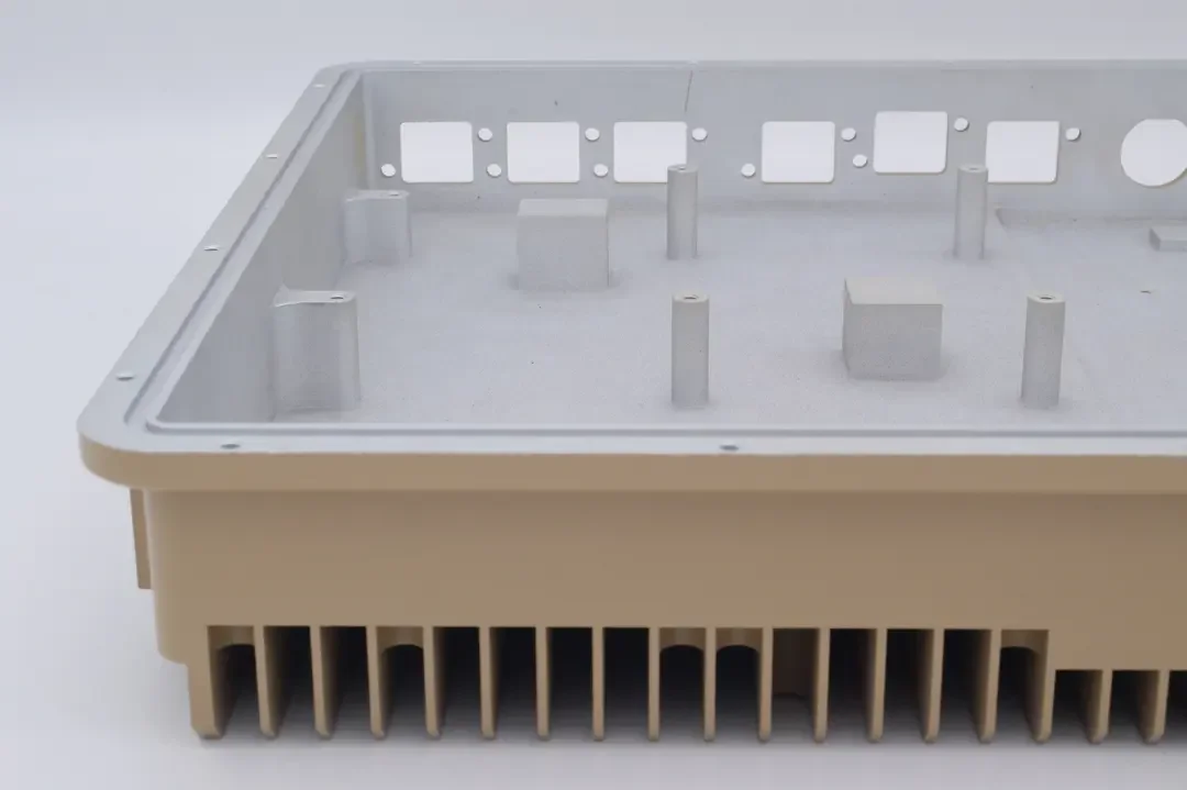 Cubierta de una caja de electrónica con orificios y clavijas