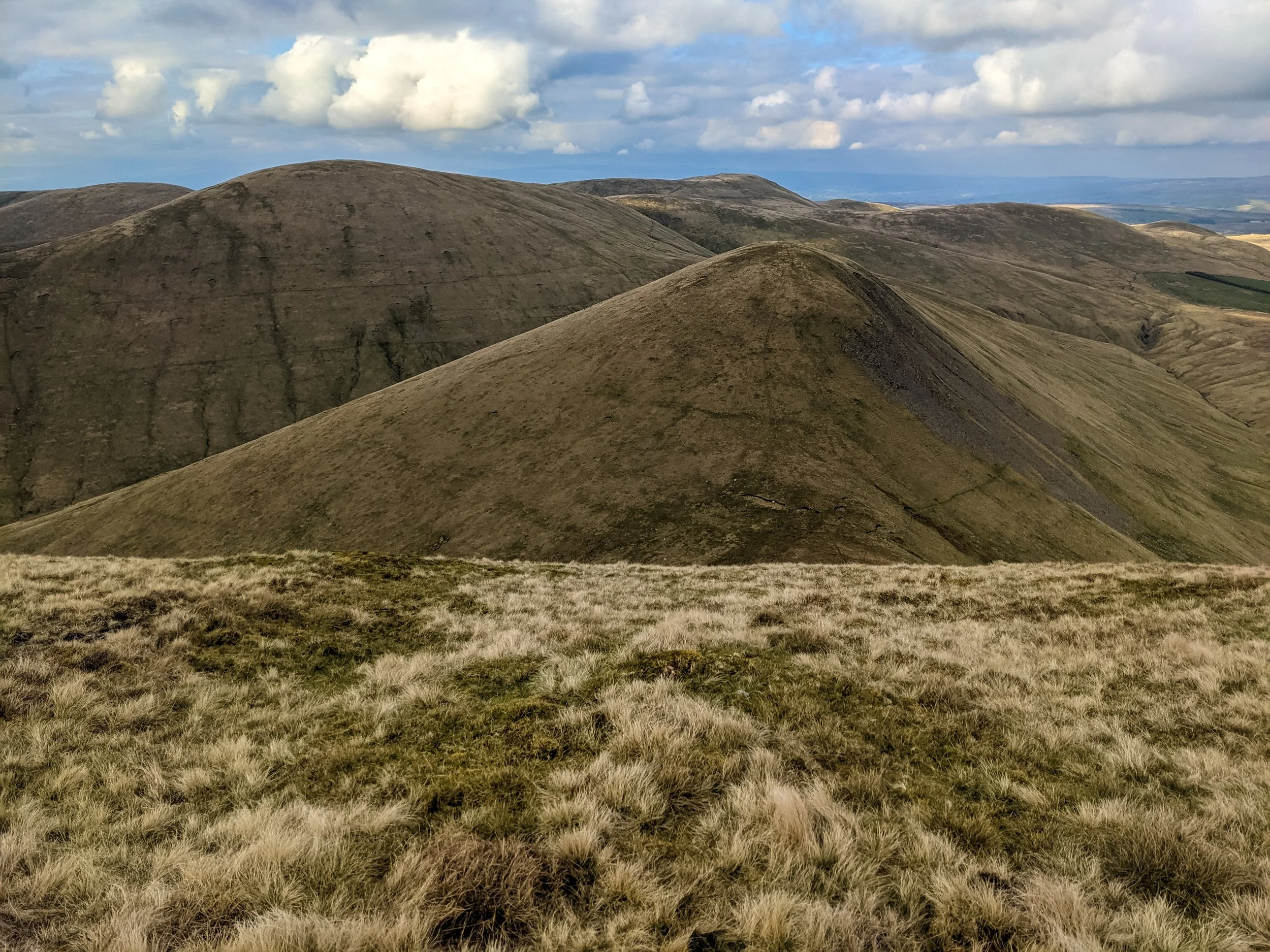 A view into the Howgills on a fine, cloudy day, from Yarlside, with Kensgriff in the foreground, Randygill Top on the left, and Green Bell in the background
