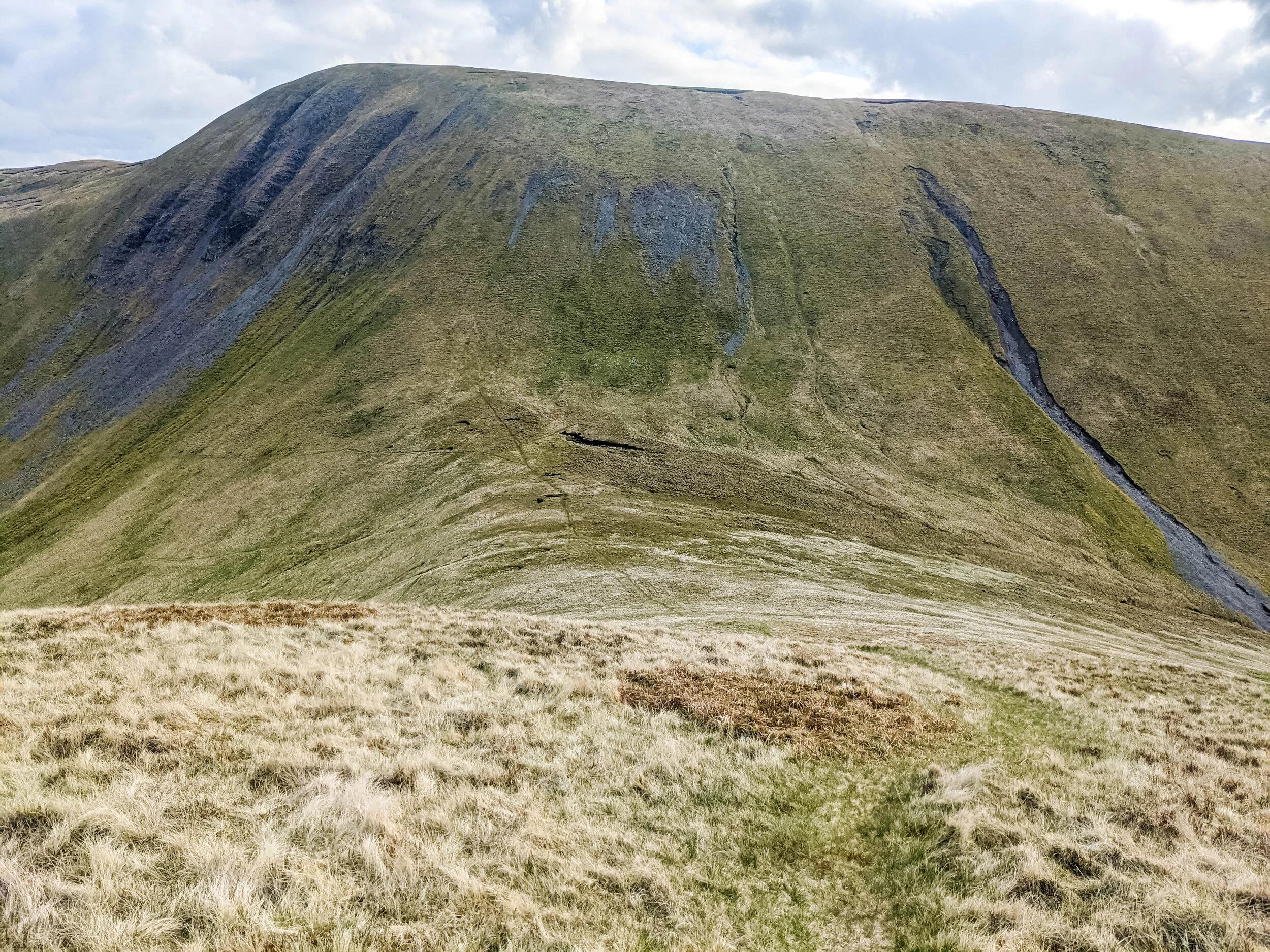 The imposing face of Yarlside, viewed from Kensgriff