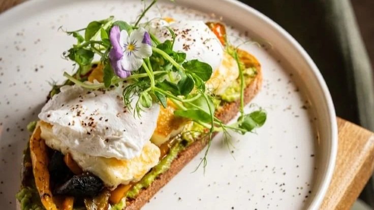 OHAZI EXPERIENCES: Tostada con huevo, vegetales y hierbas frescas