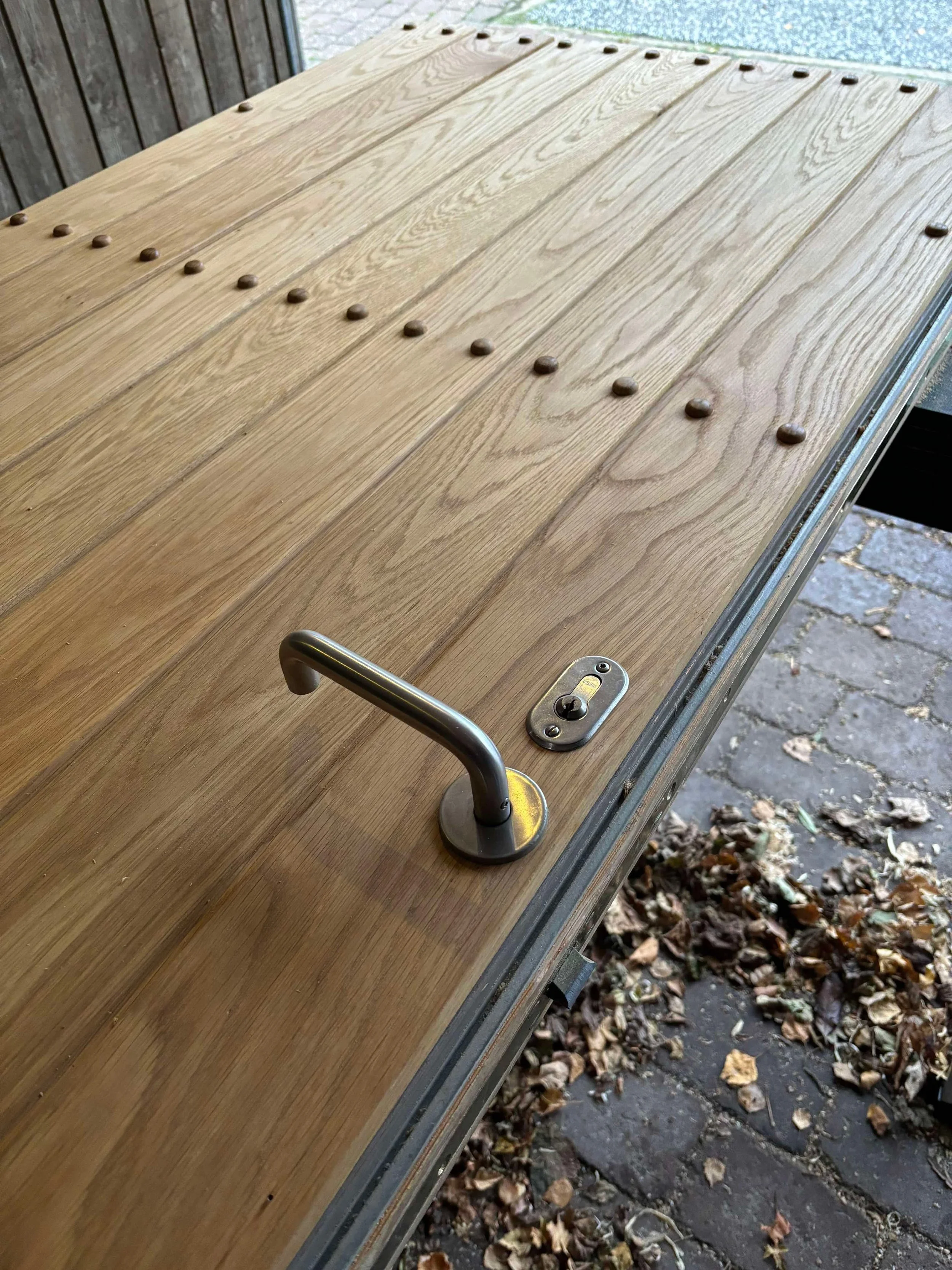 En gammel der som er blevet renoveret og fået nyt liv. Den er i egetræ og har fået olie, kunden var meget tilfreds