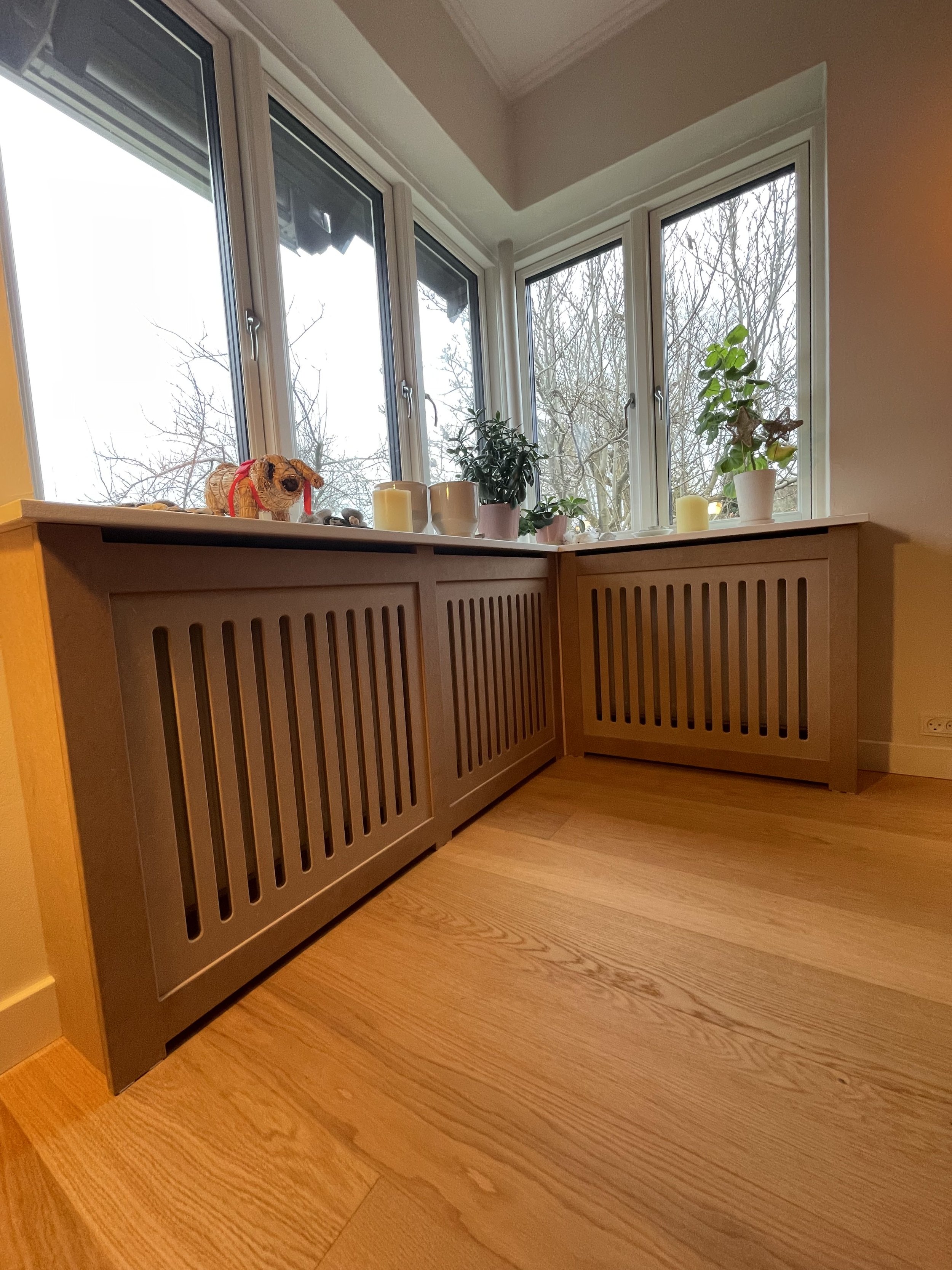 Billede af radiatorskjuler og vinduesplade, vindueskarm, lysning. Håndlavet og tilpasset til et gammelt skævt hus.