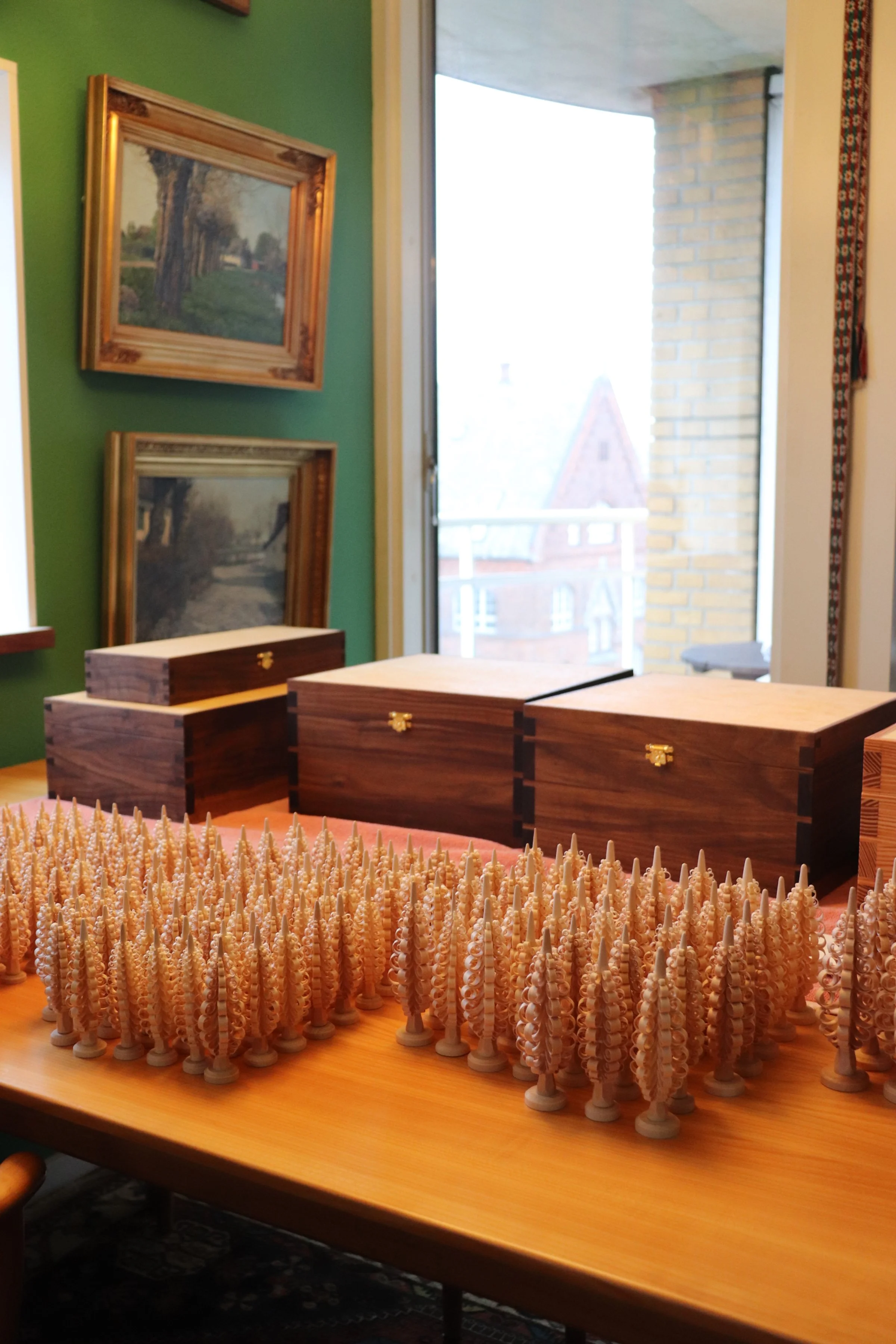 Valnødskister som er hpnsamlet med svalehaler, en rigtig klassisk snedkersamling, som kun de bedste snedker kan mestre