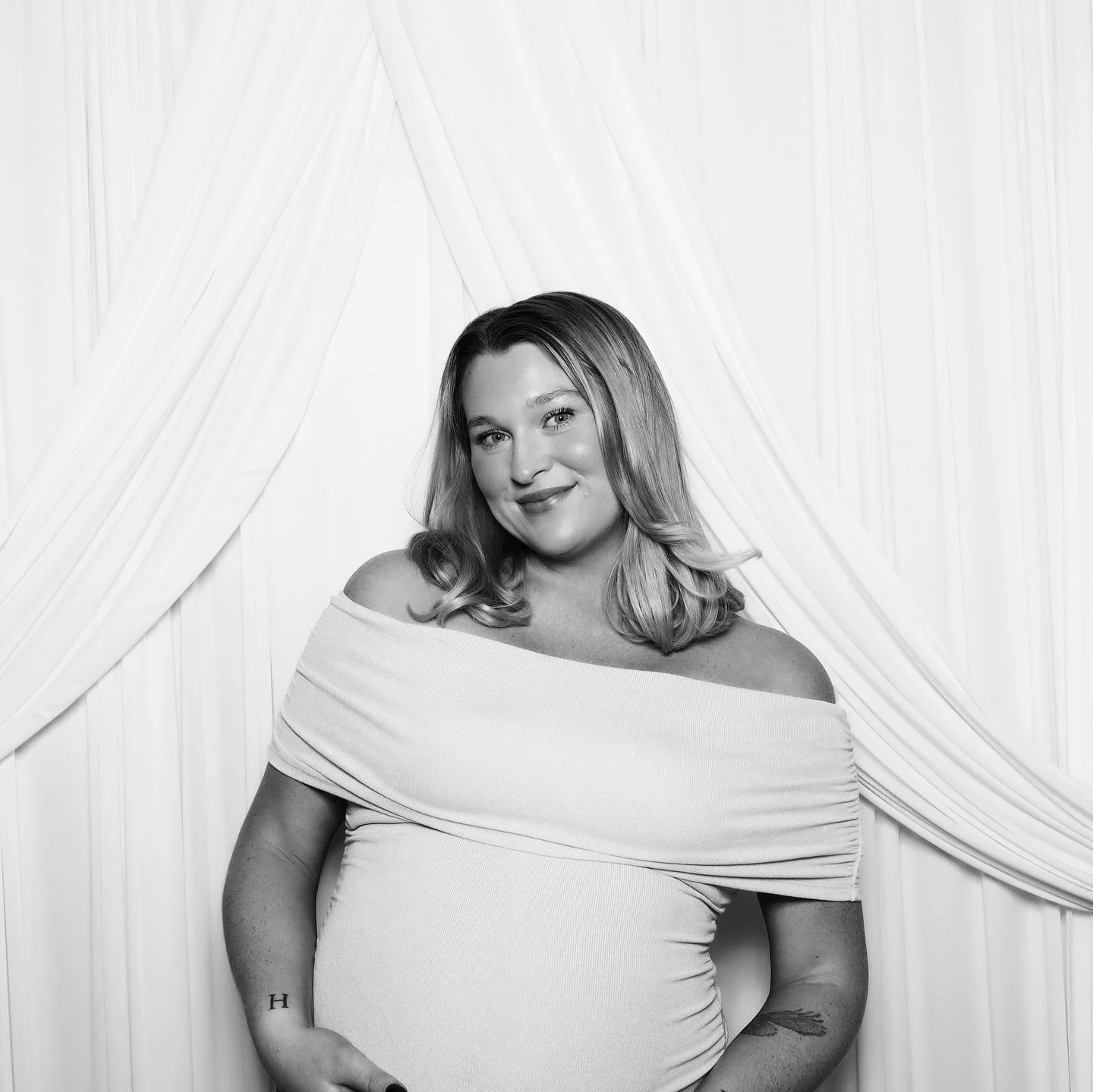 Our black and white glam filter makes for timeless portraits 🤍