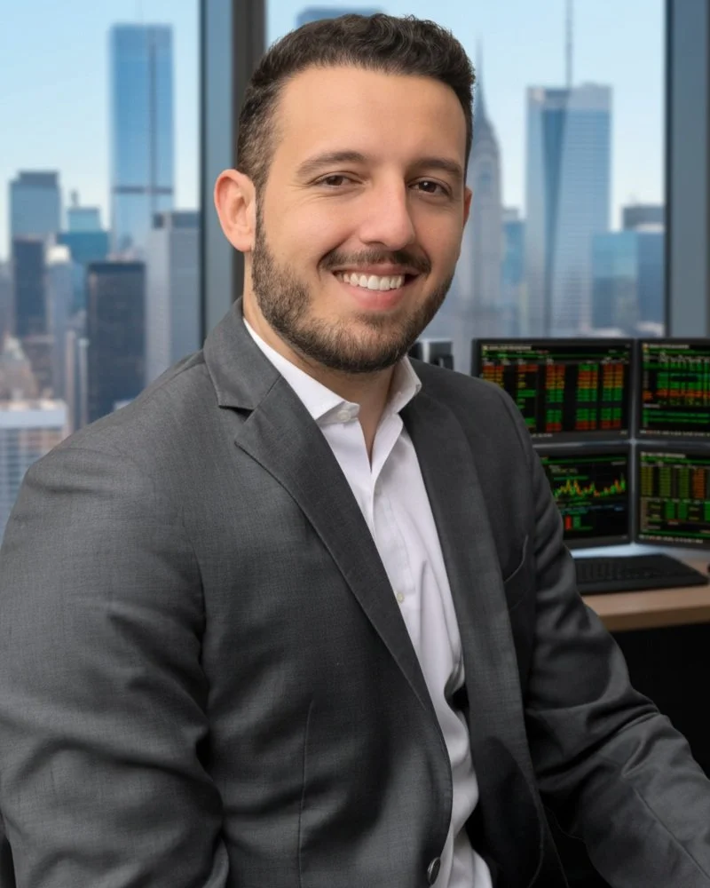 Gestor financeiro Robson Garcia, da Minas Wealth, consultoria boutique em Belo Horizonte, posando em escritório de alto padrão com gráficos de investimentos.